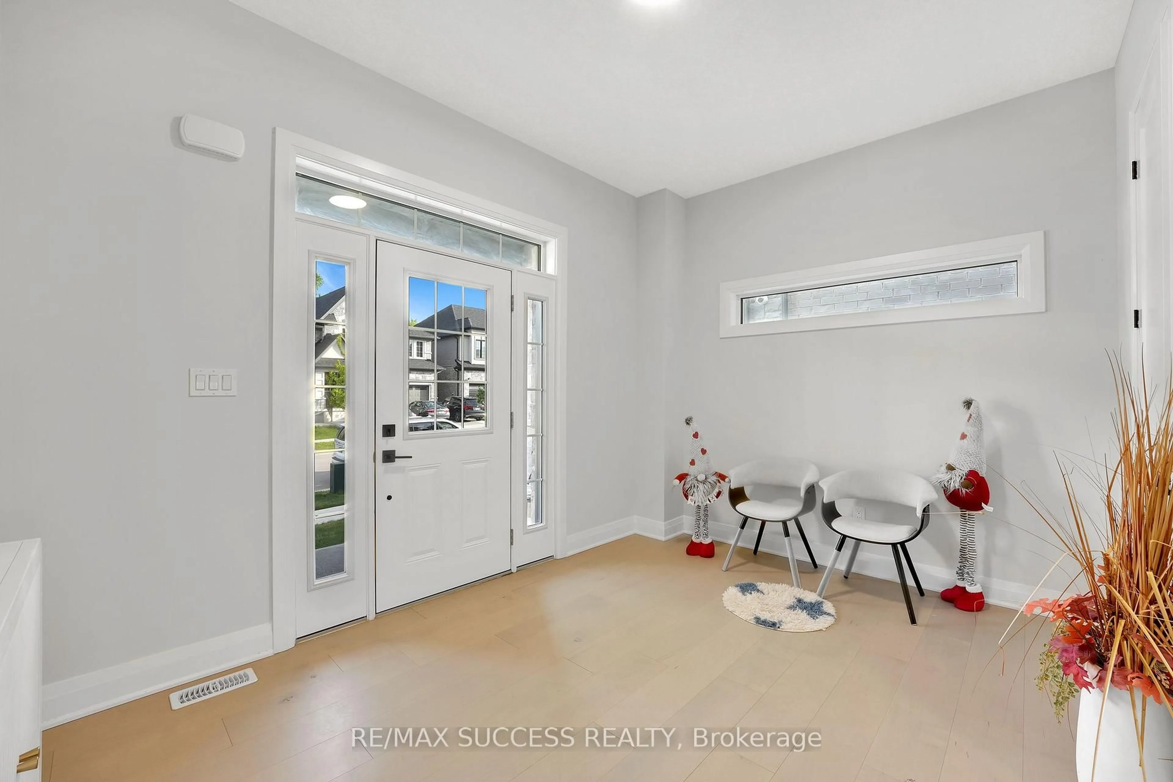 Indoor entryway for 554 Bridgemill Cres, Kitchener Ontario N2A 0K3