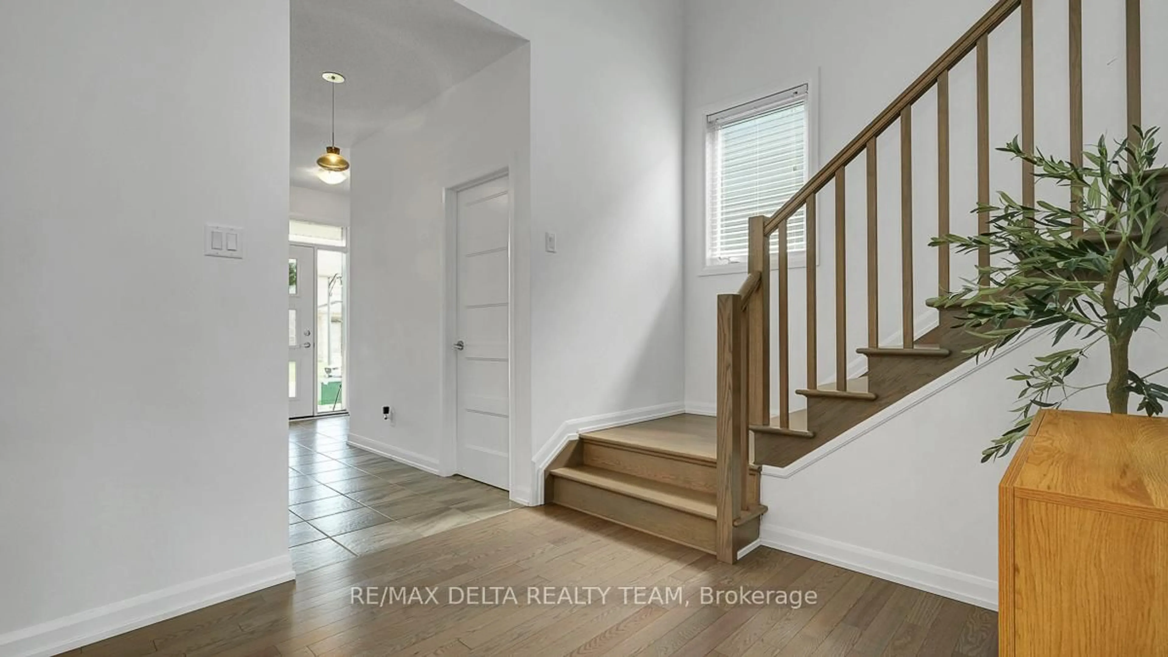 Indoor entryway for 1269 Diamond St, Clarence-Rockland Ontario K4K 0M5