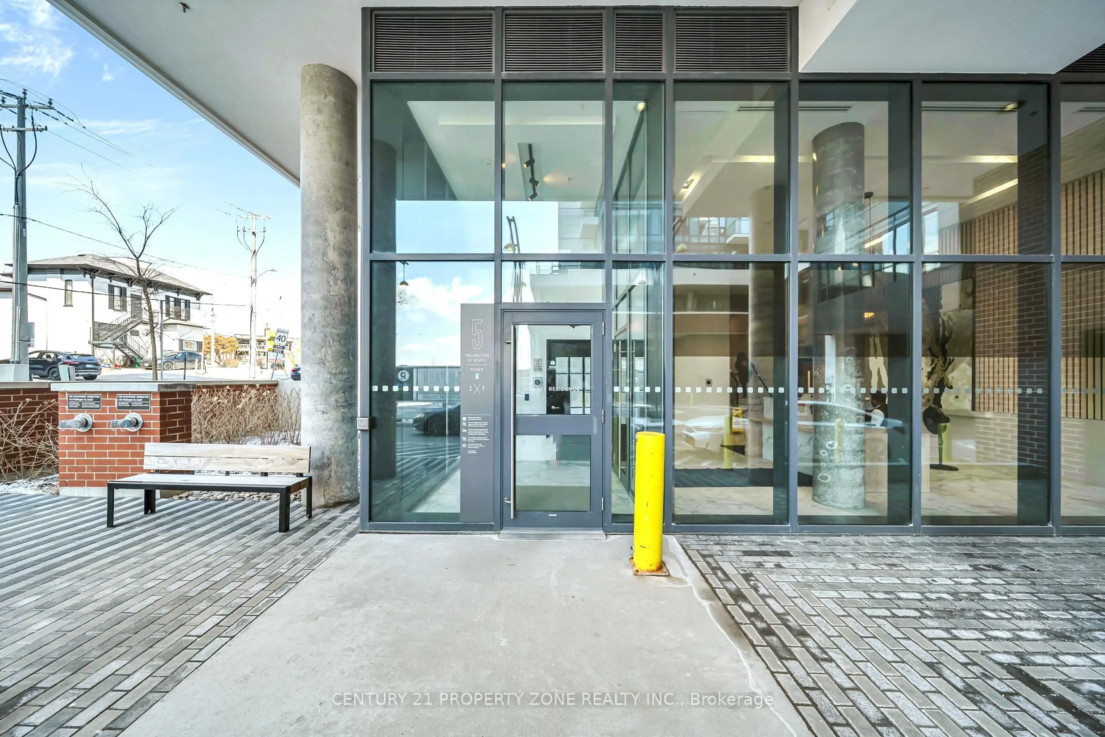 Indoor foyer for 5 WELLINGTON St #1612, Kitchener Ontario N2G 0E3