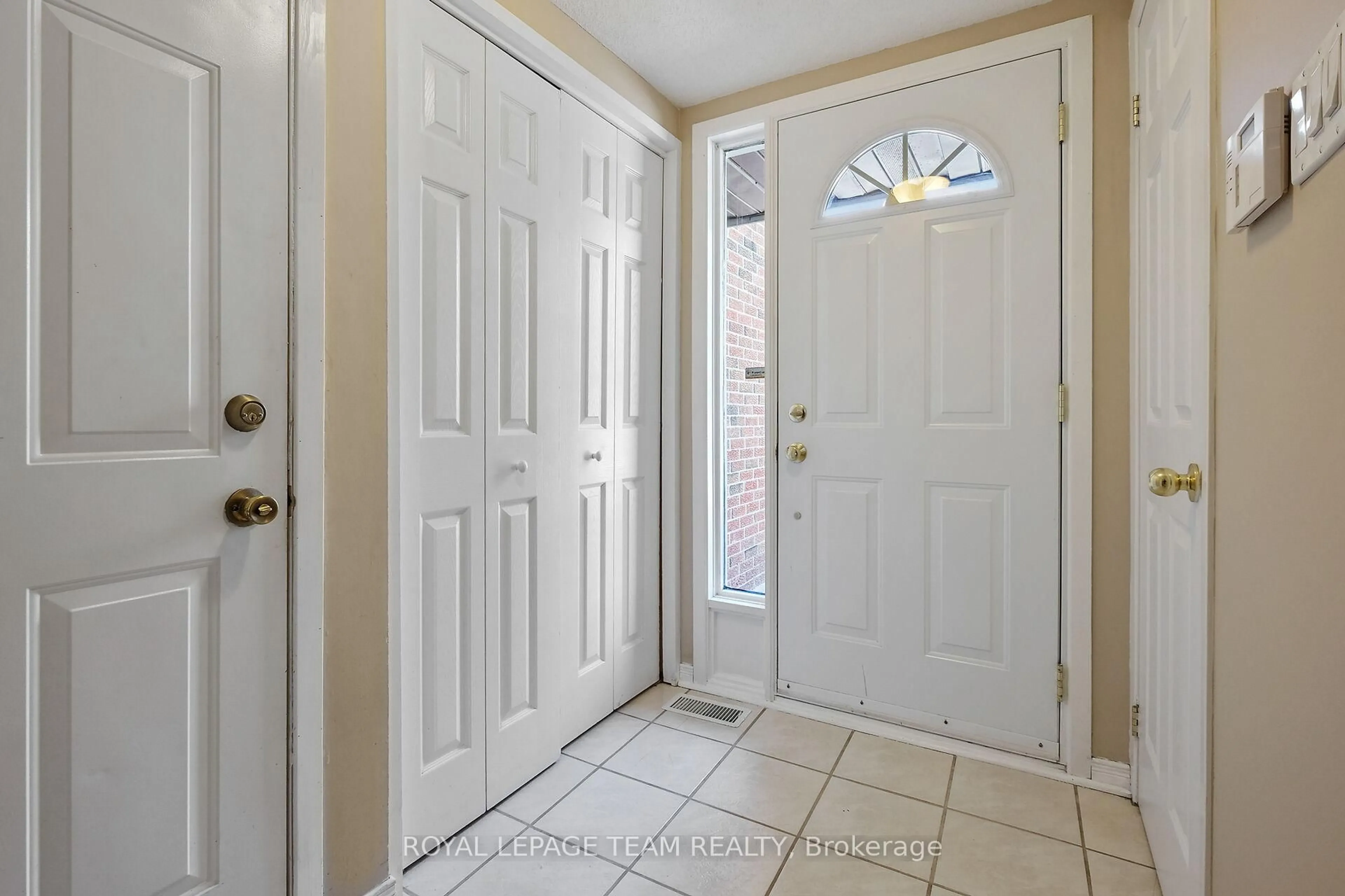 Indoor entryway for 3205 Uplands Dr #43, Ottawa Ontario K1V 9T3