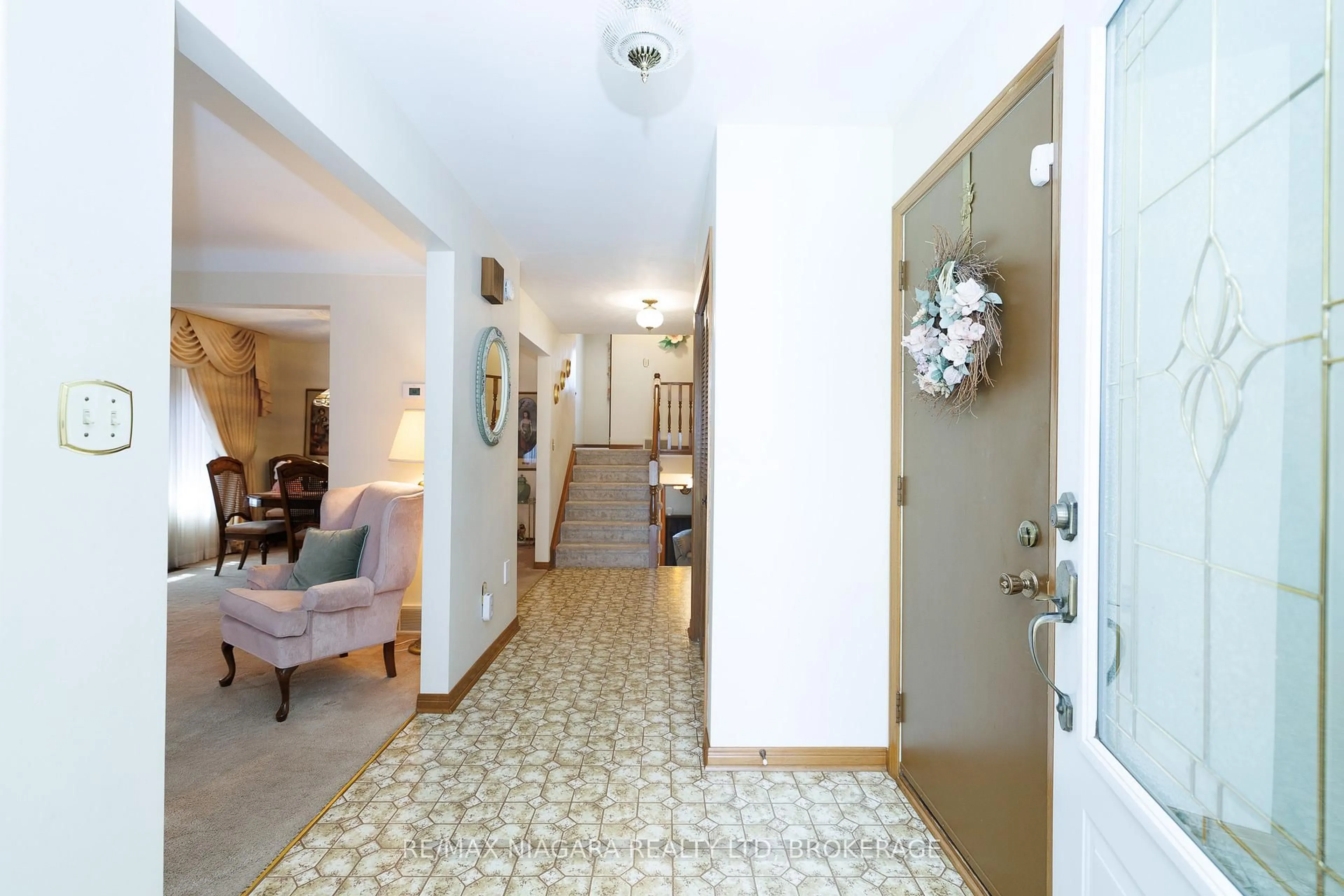 Indoor foyer for 4409 Latina Cres, Niagara Falls Ontario L2E 7C3