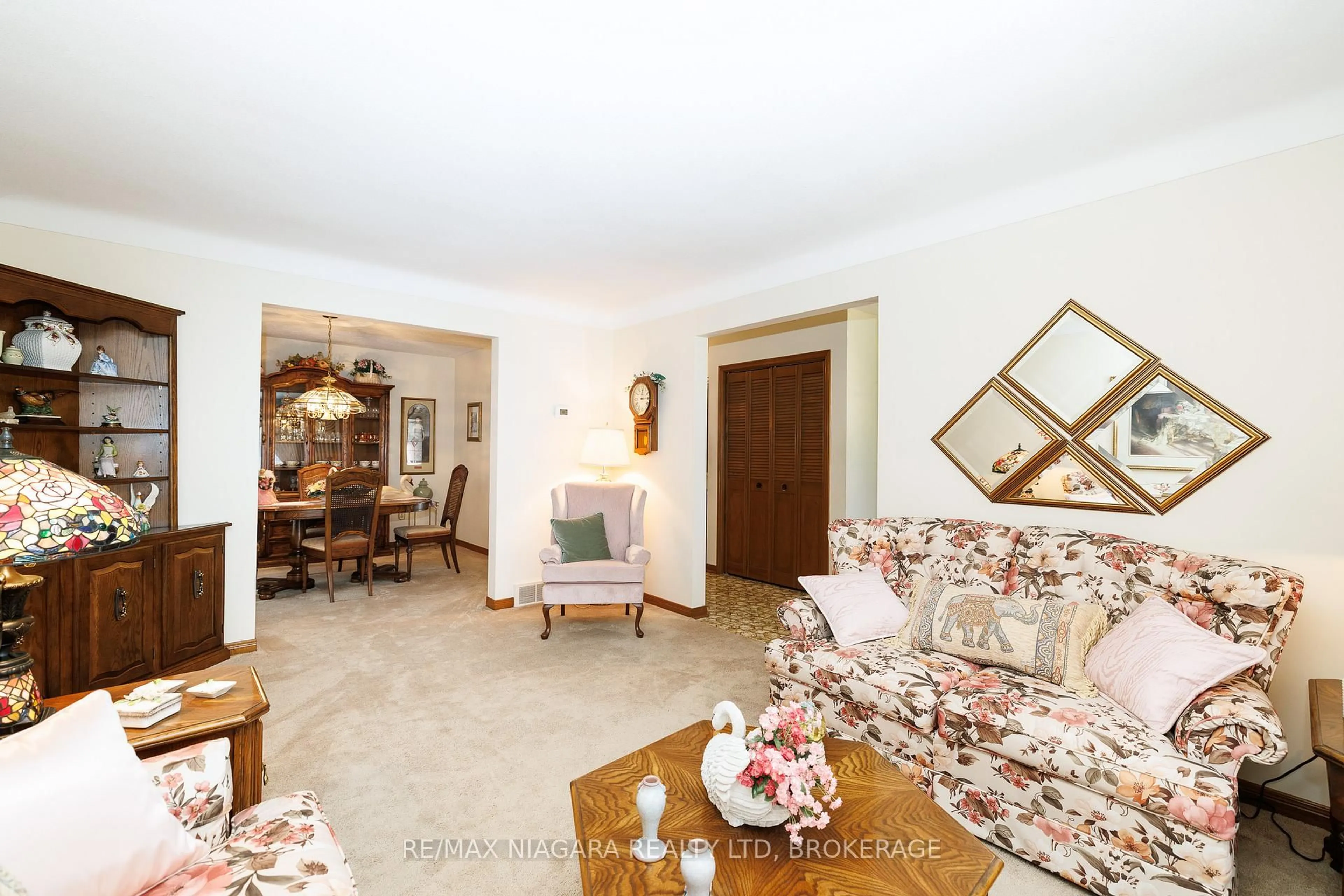 Living room with furniture, unknown for 4409 Latina Cres, Niagara Falls Ontario L2E 7C3