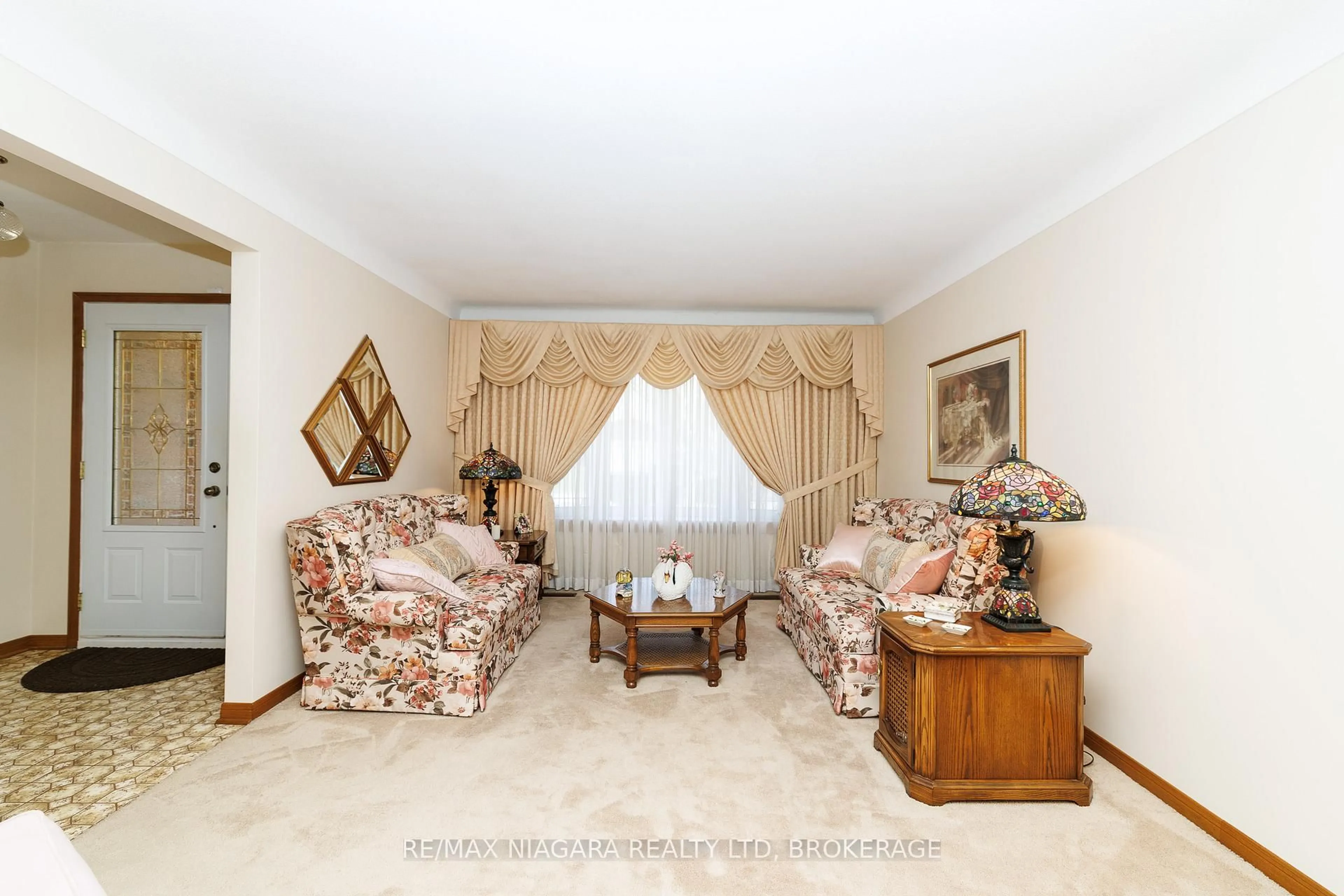 Living room with furniture, unknown for 4409 Latina Cres, Niagara Falls Ontario L2E 7C3