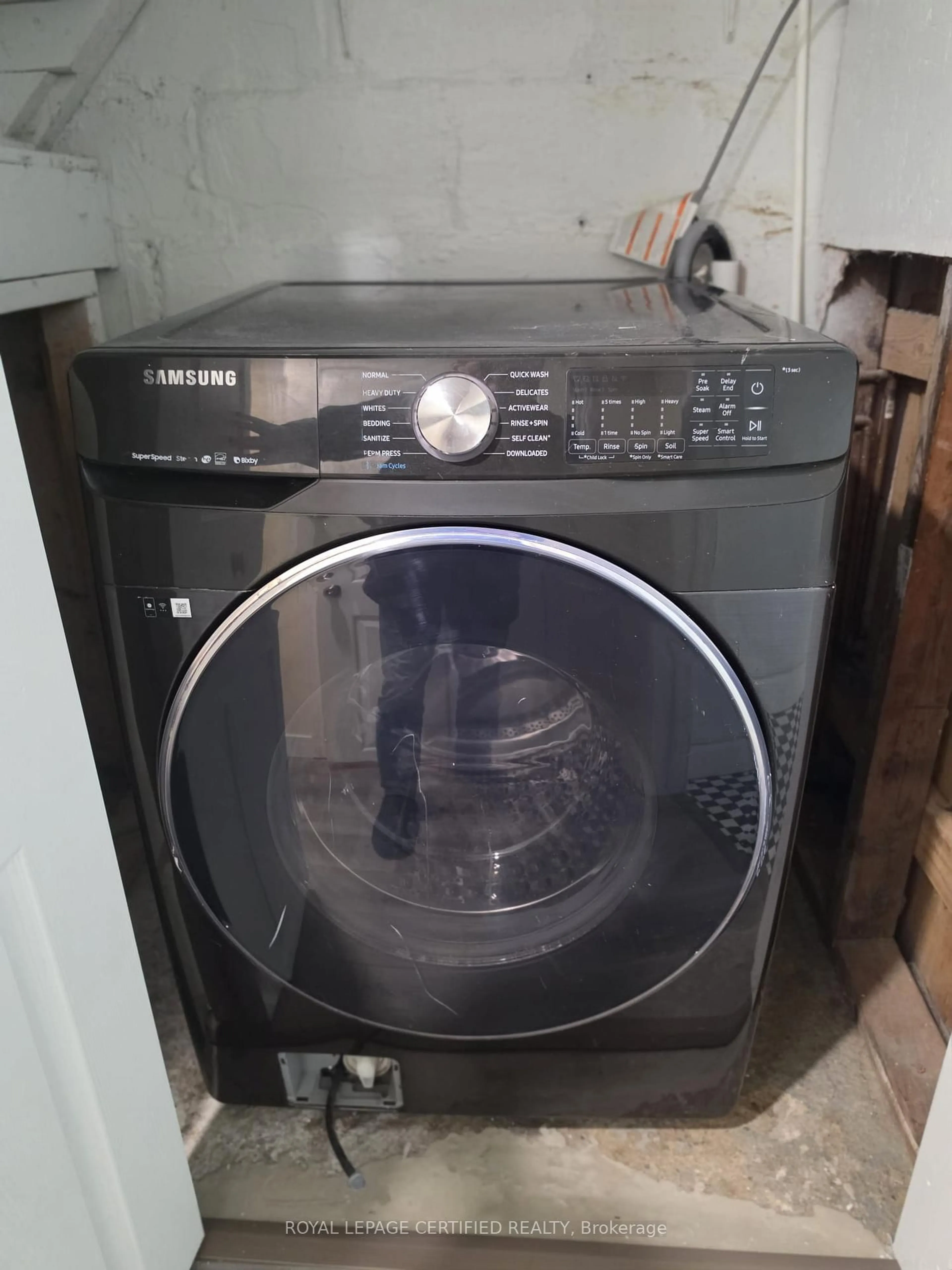 Laundry room for 3272 Baby St, Windsor Ontario N9C 1K8