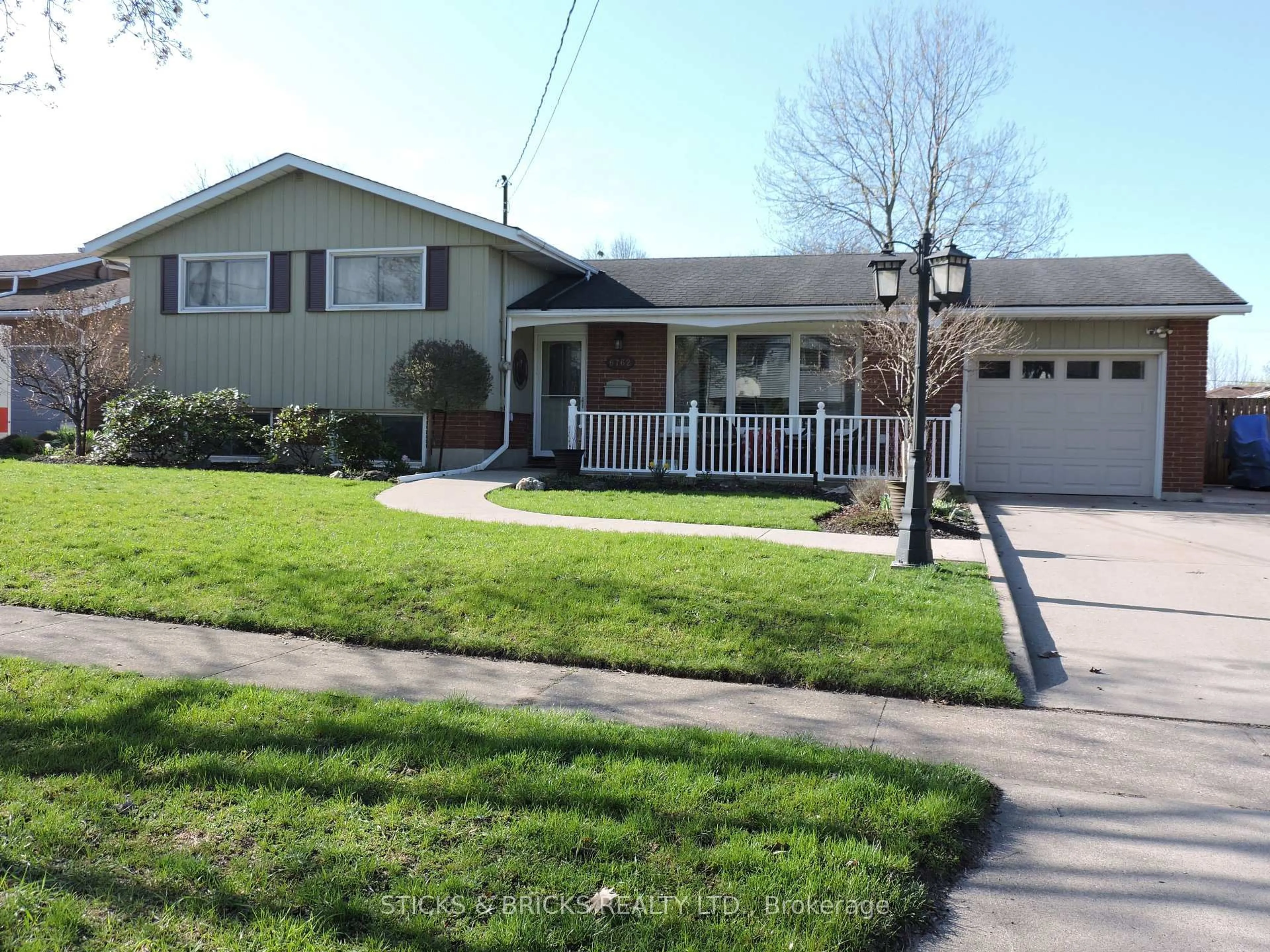 Home with vinyl exterior material, street for 6762 Cherrygrove Rd, Niagara Falls Ontario L2E 5M6