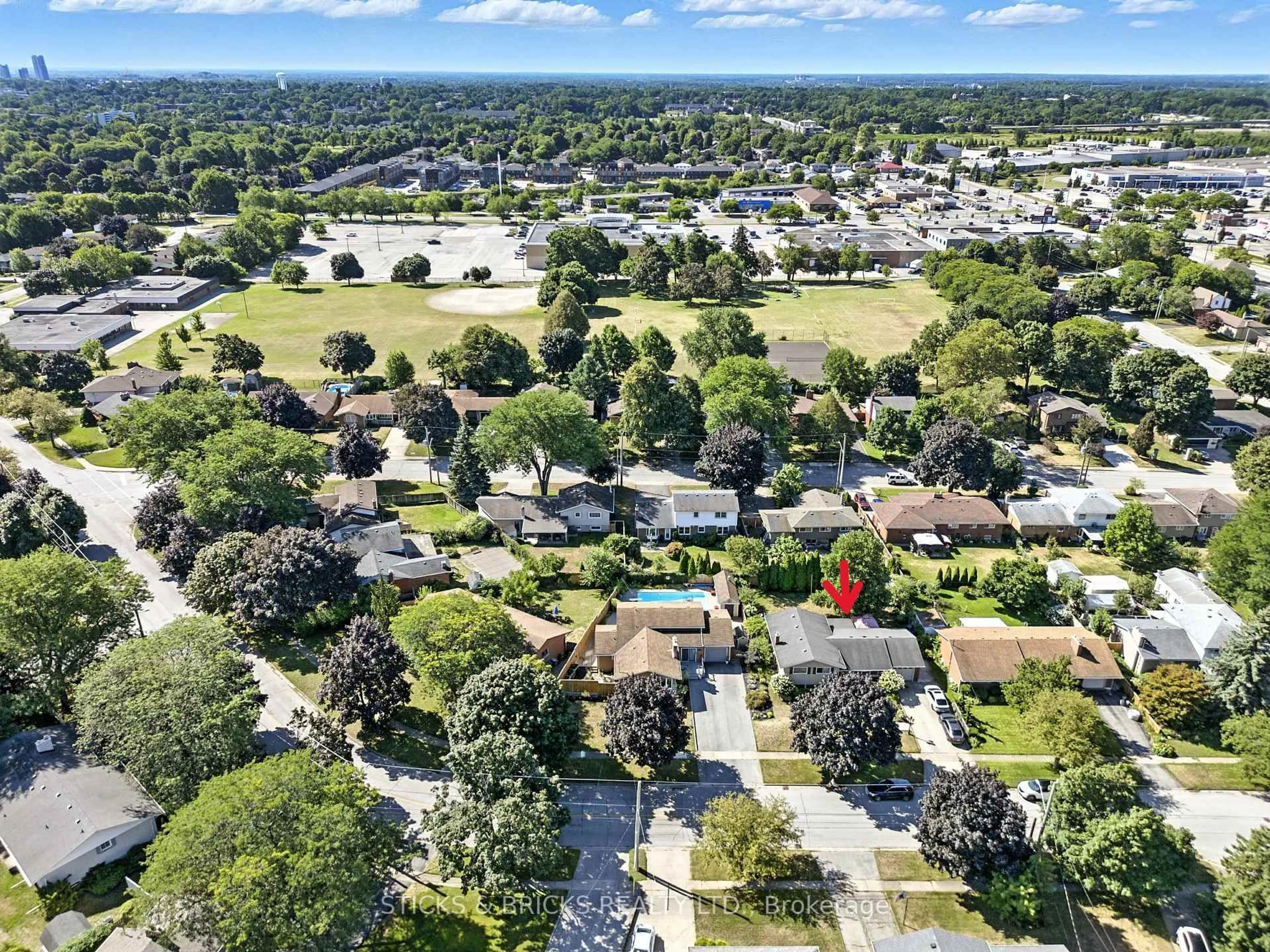 A pic from outside/outdoor area/front of a property/back of a property/a pic from drone, unknown for 6762 Cherrygrove Rd, Niagara Falls Ontario L2E 5M6