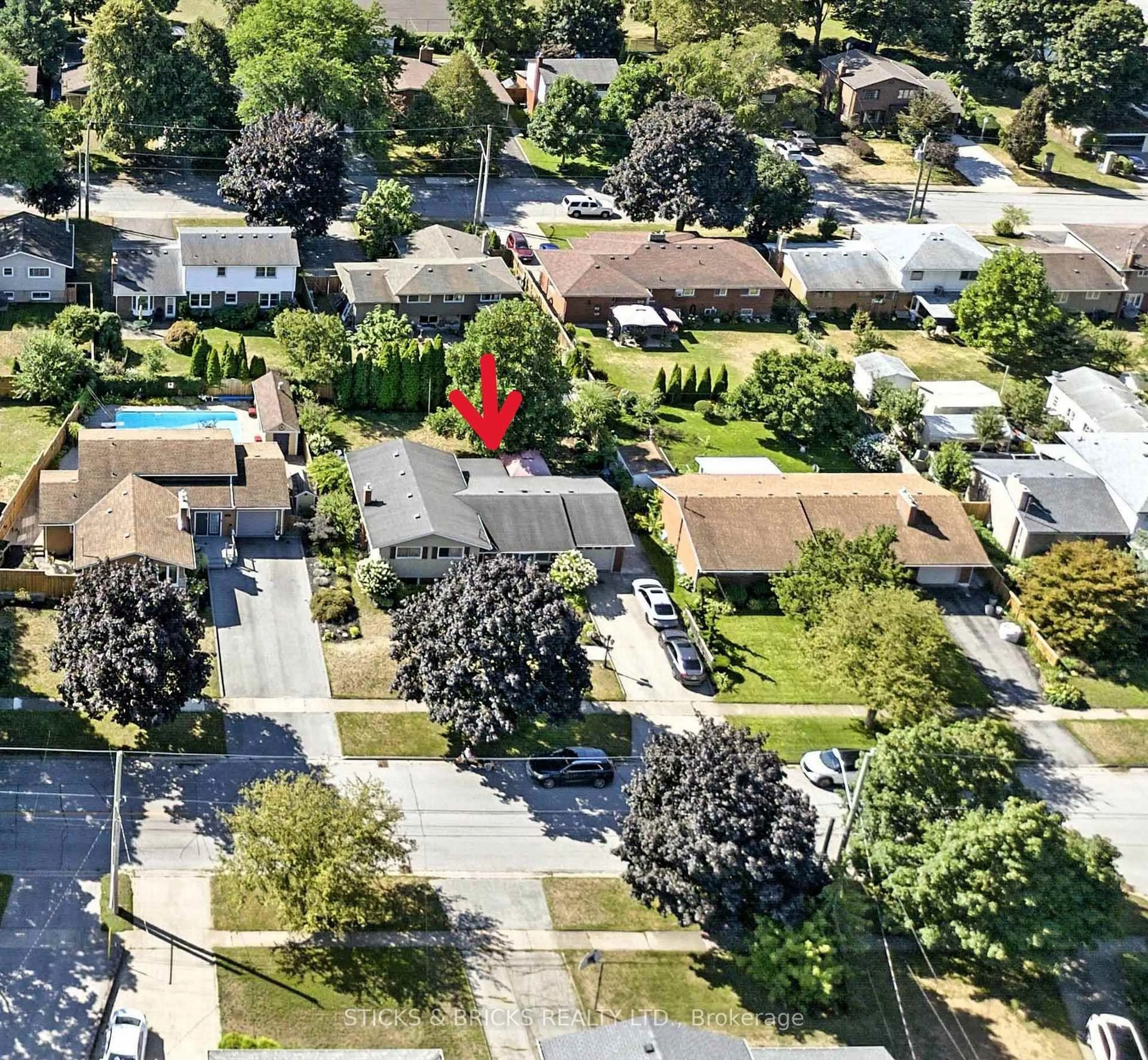 A pic from outside/outdoor area/front of a property/back of a property/a pic from drone, street for 6762 Cherrygrove Rd, Niagara Falls Ontario L2E 5M6