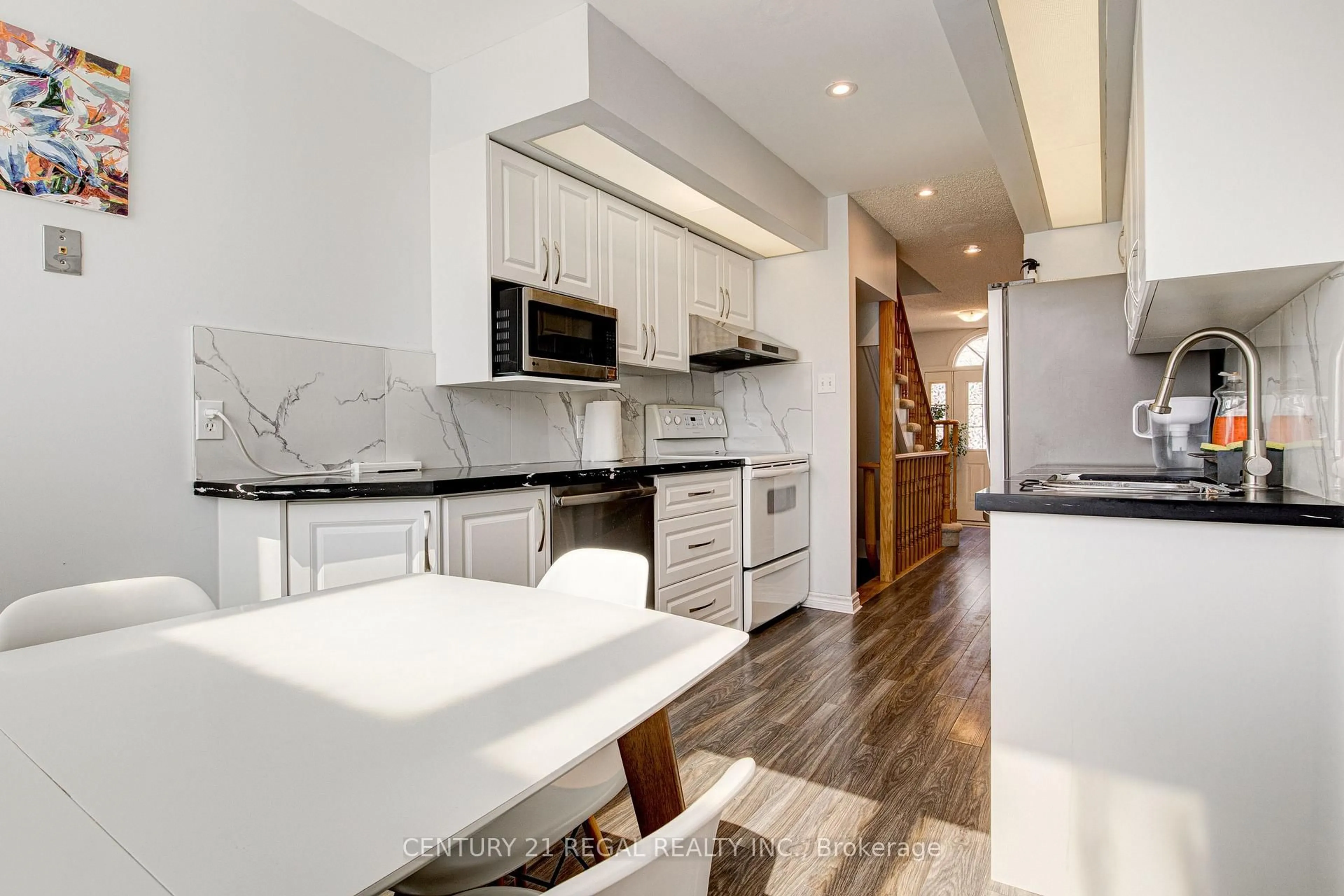 Open concept kitchen, unknown for 310 Christopher Dr #15, Cambridge Ontario N1P 1B4