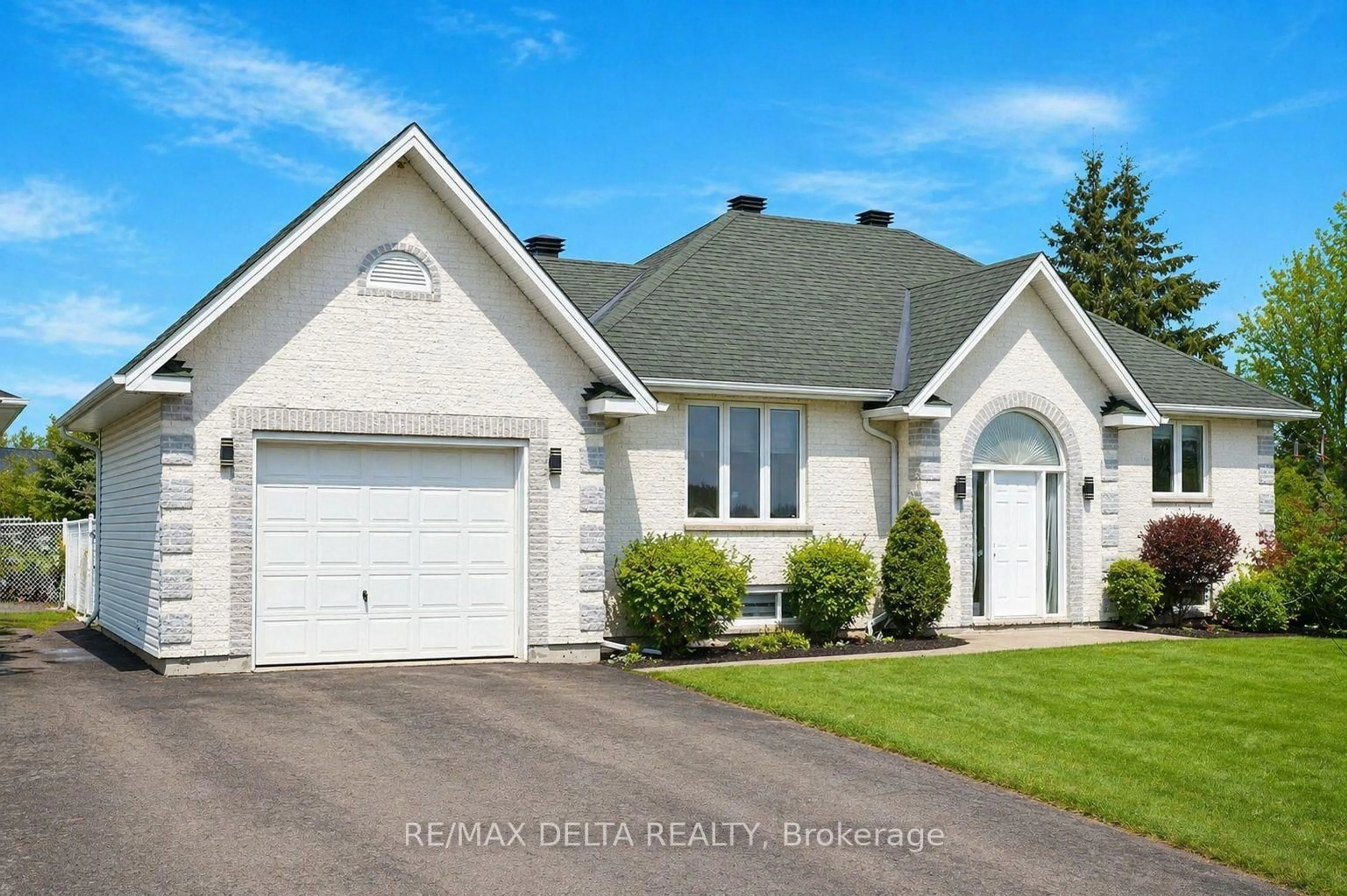 Home with vinyl exterior material, street for 2031 Devine Rd, Vars Ontario K0A 3H0