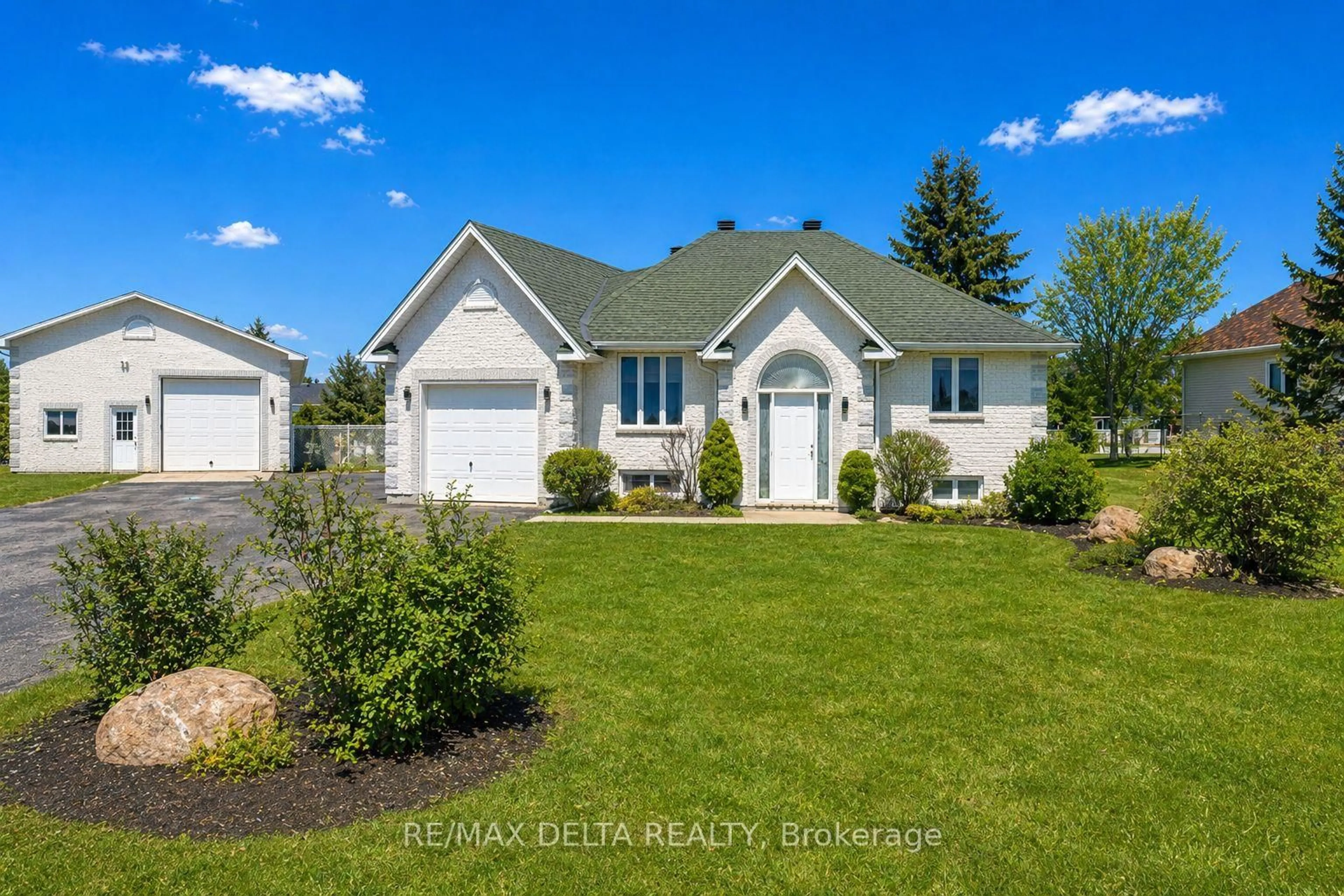 Home with vinyl exterior material, street for 2031 Devine Rd, Vars Ontario K0A 3H0