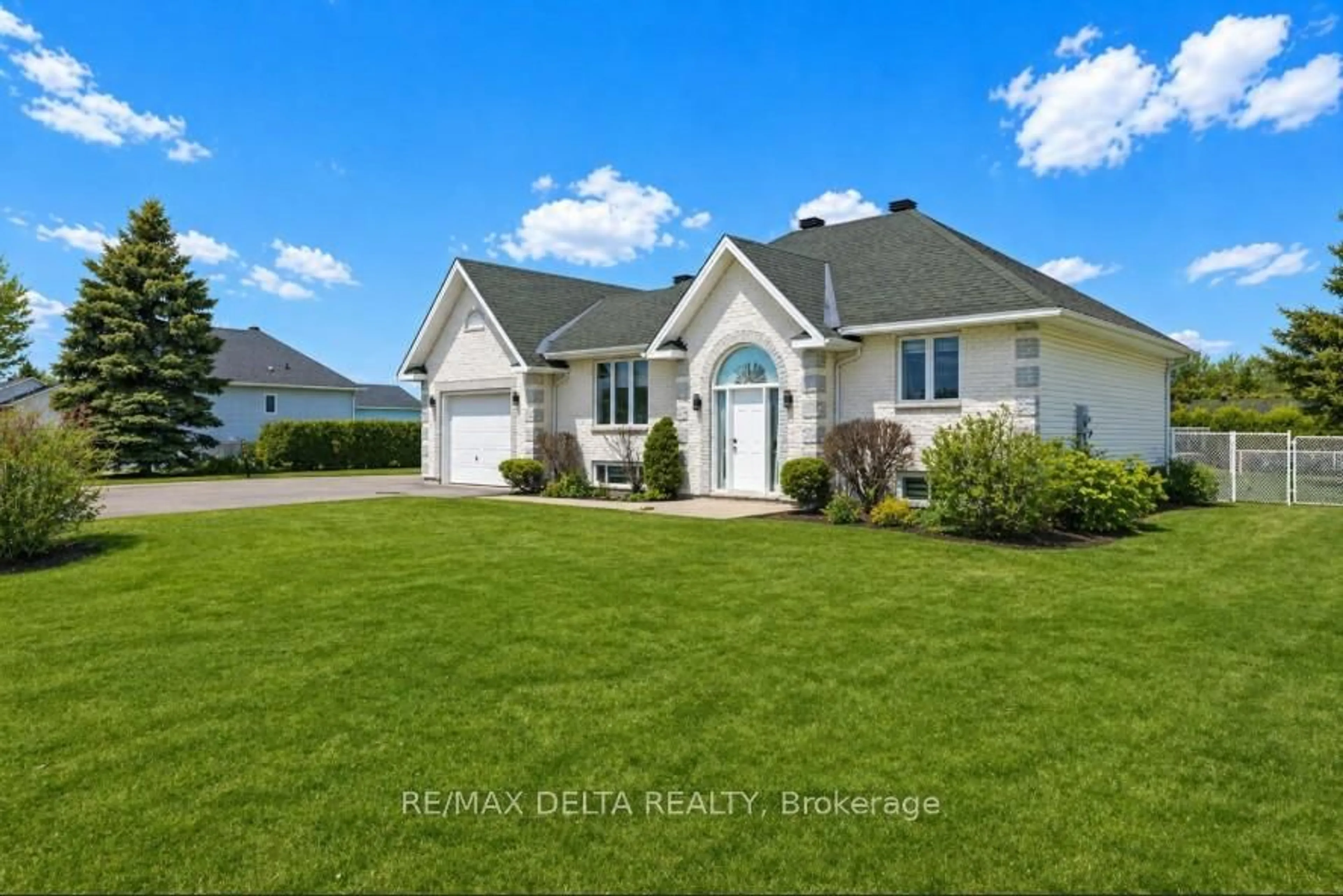 Home with vinyl exterior material, water/lake/river/ocean view for 2031 Devine Rd, Vars Ontario K0A 3H0