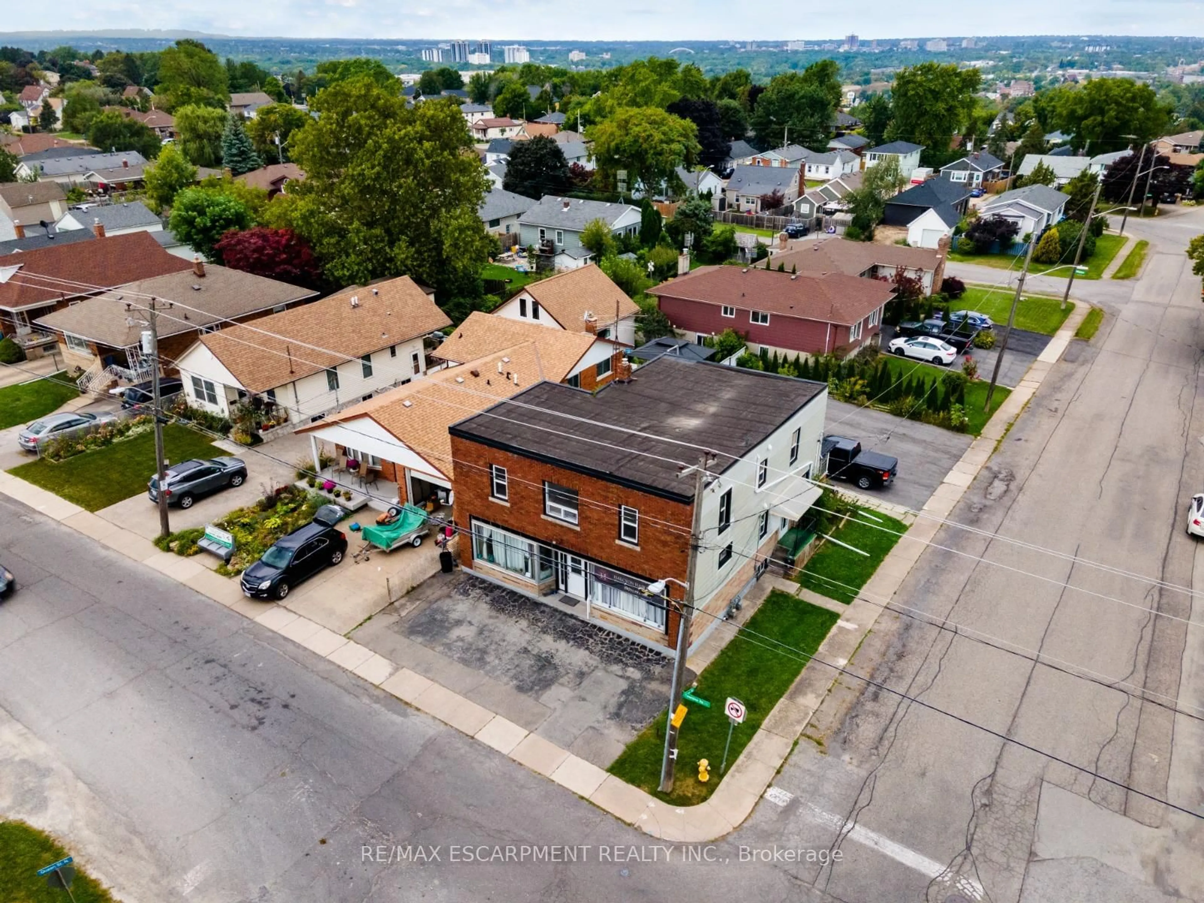 A pic from outside/outdoor area/front of a property/back of a property/a pic from drone, street for 86 Townline Rd, St. Catharines Ontario L2T 1P7