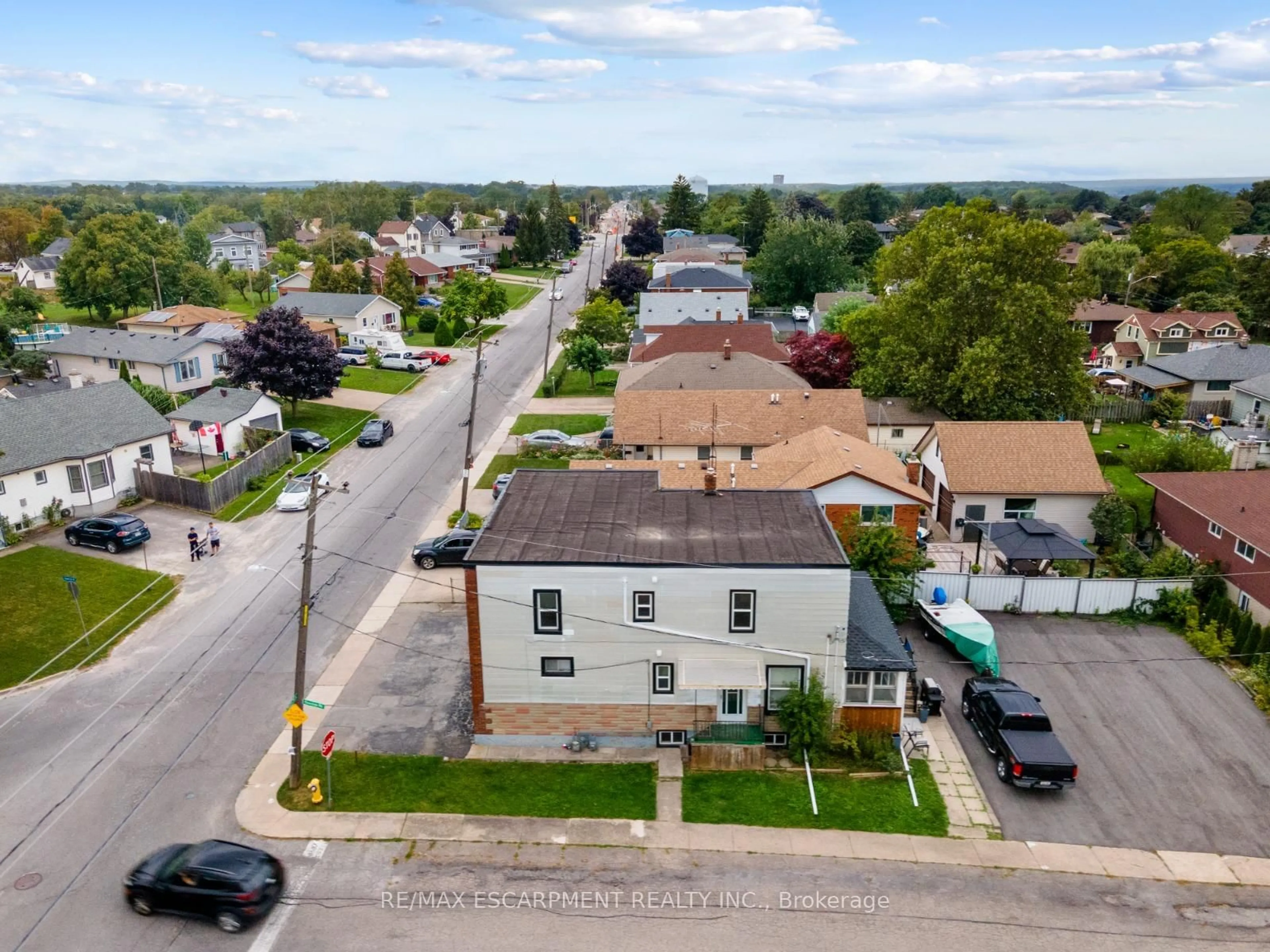 A pic from outside/outdoor area/front of a property/back of a property/a pic from drone, street for 86 Townline Rd, St. Catharines Ontario L2T 1P7