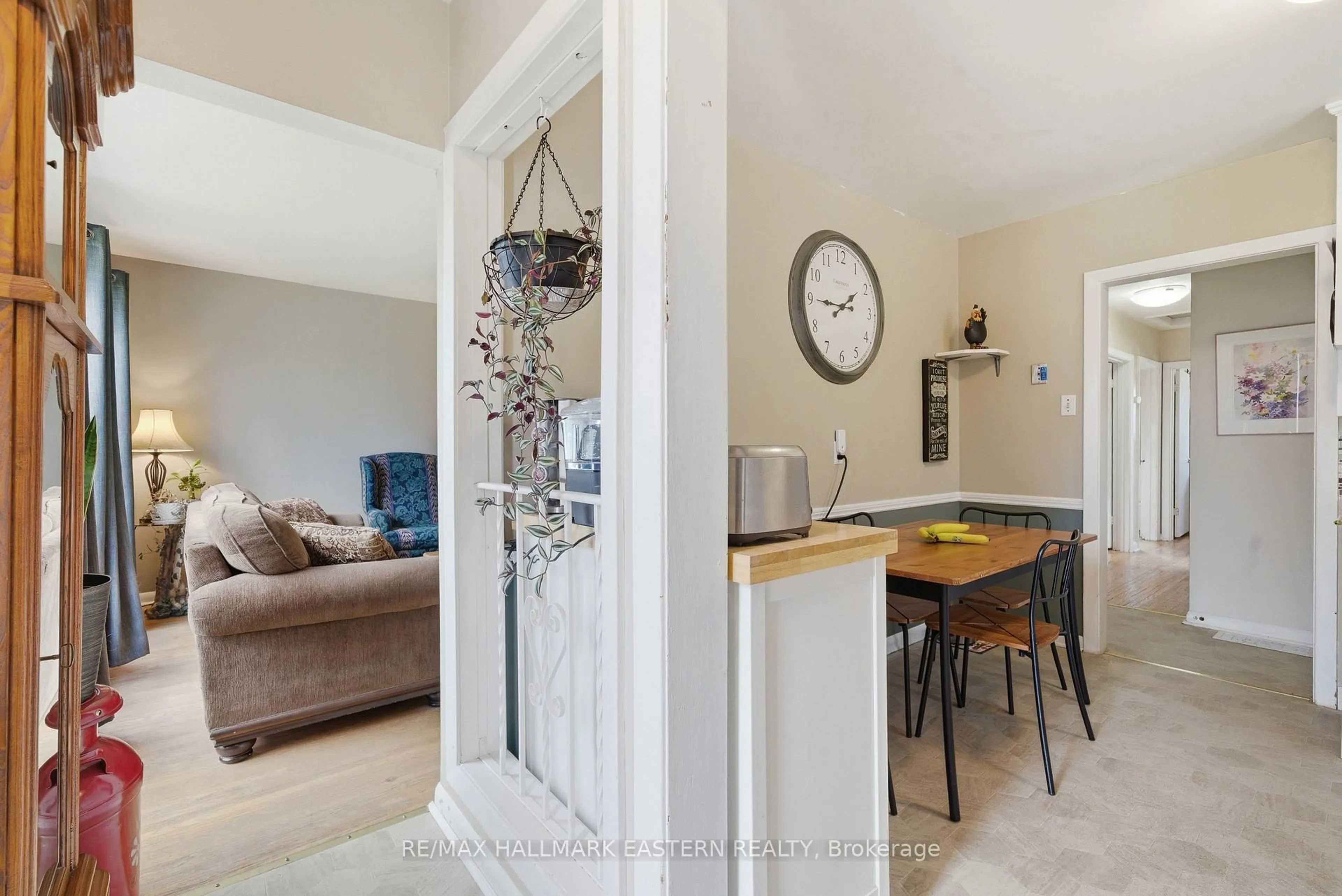 Indoor entryway for 317 Lindan Ave, Selwyn Ontario K9L 1K8