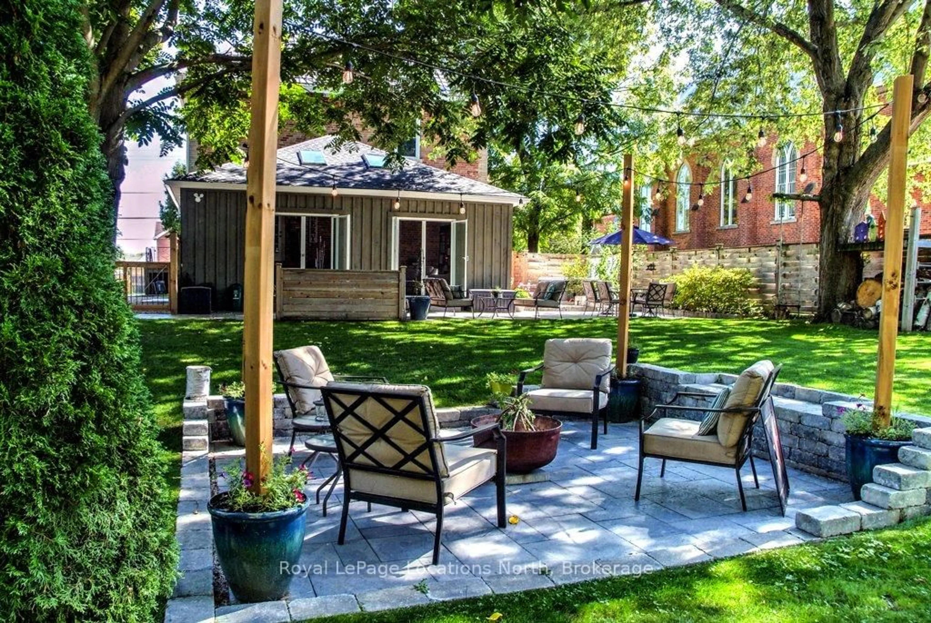 Patio, street for 138 Bruce St, Blue Mountains Ontario N0H 2P0