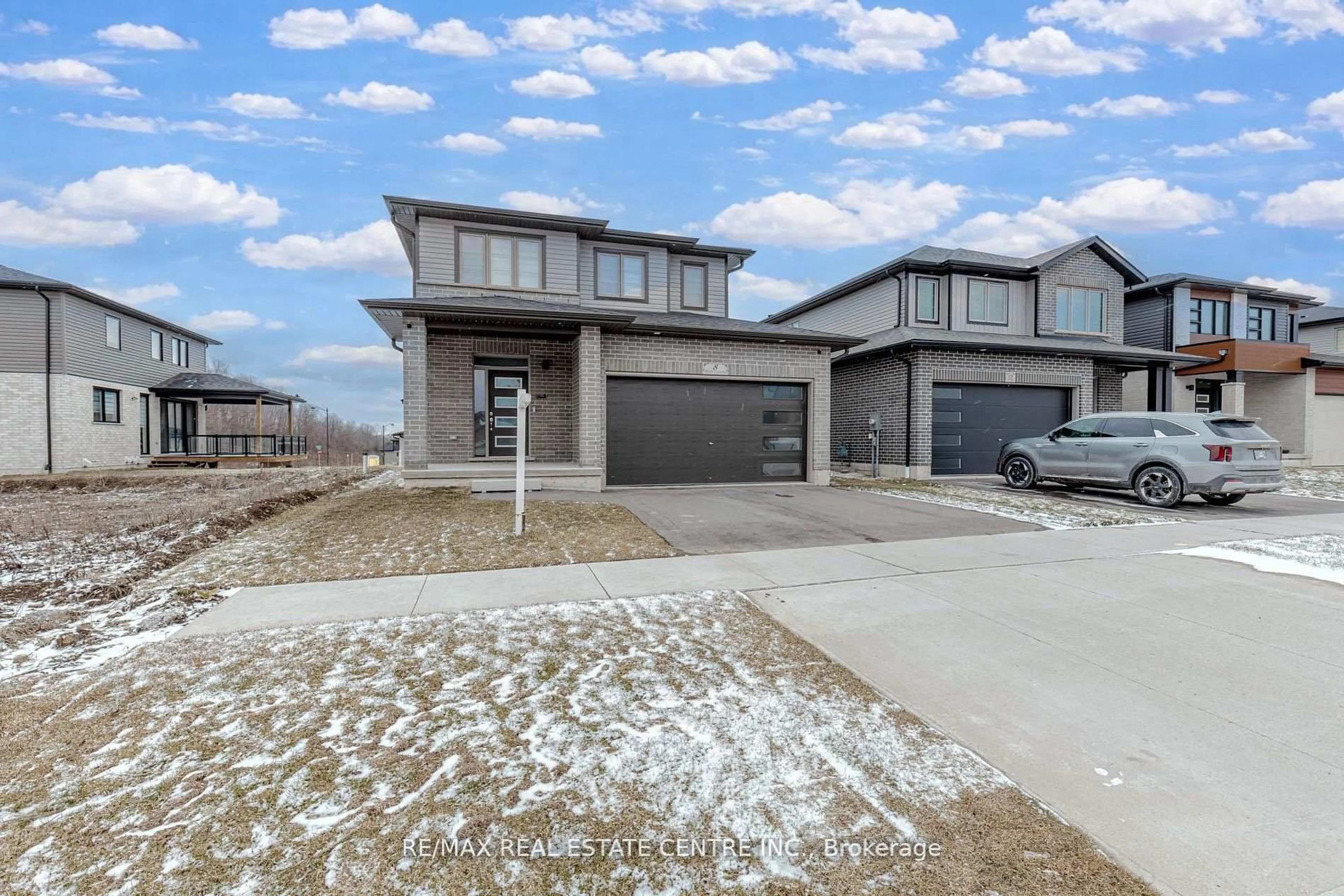 Unknown for 8 Moon Cres, Cambridge Ontario N1S 0C4