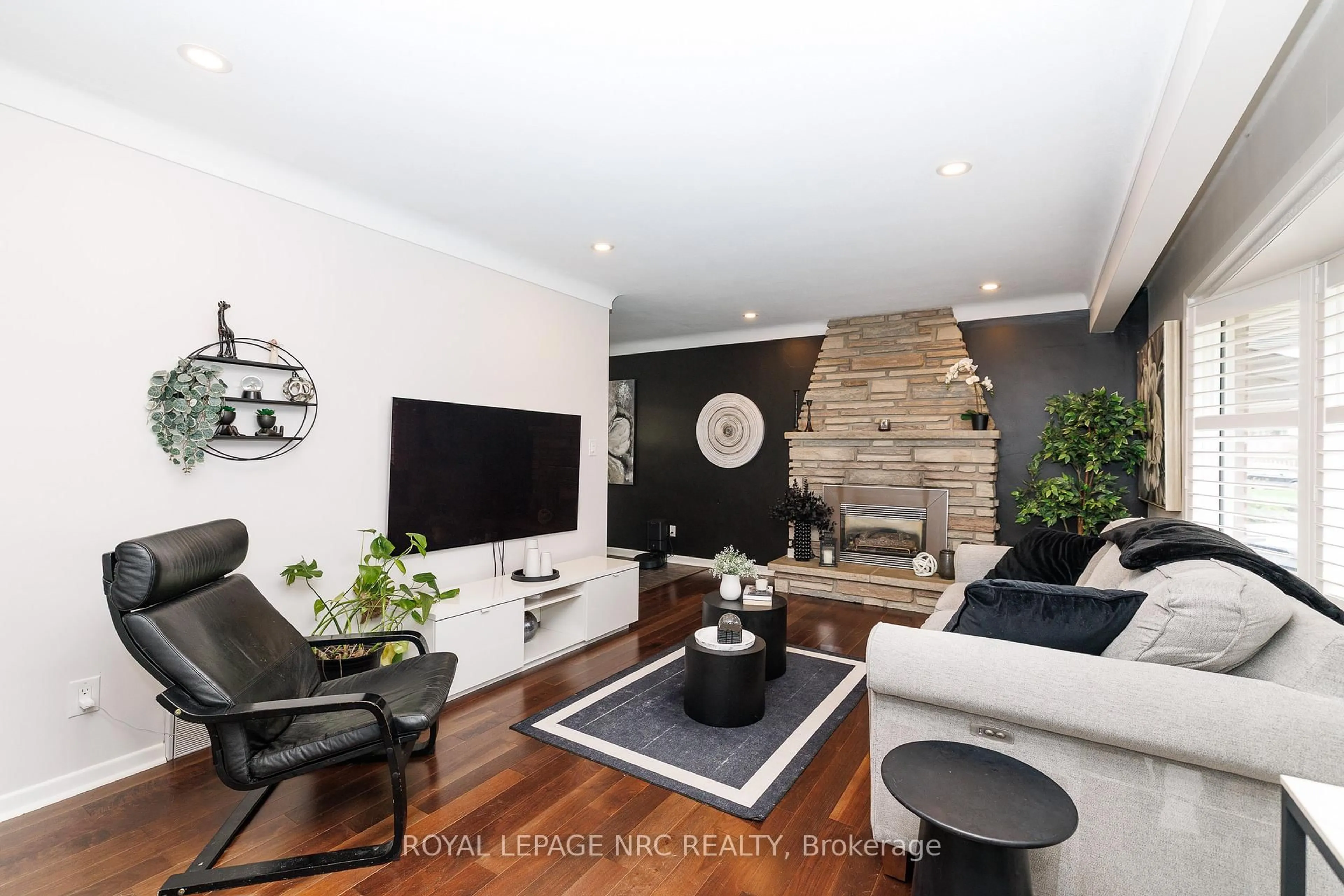 Living room with furniture, unknown for 24 O`MARA Dr, St. Catharines Ontario L2M 1V2