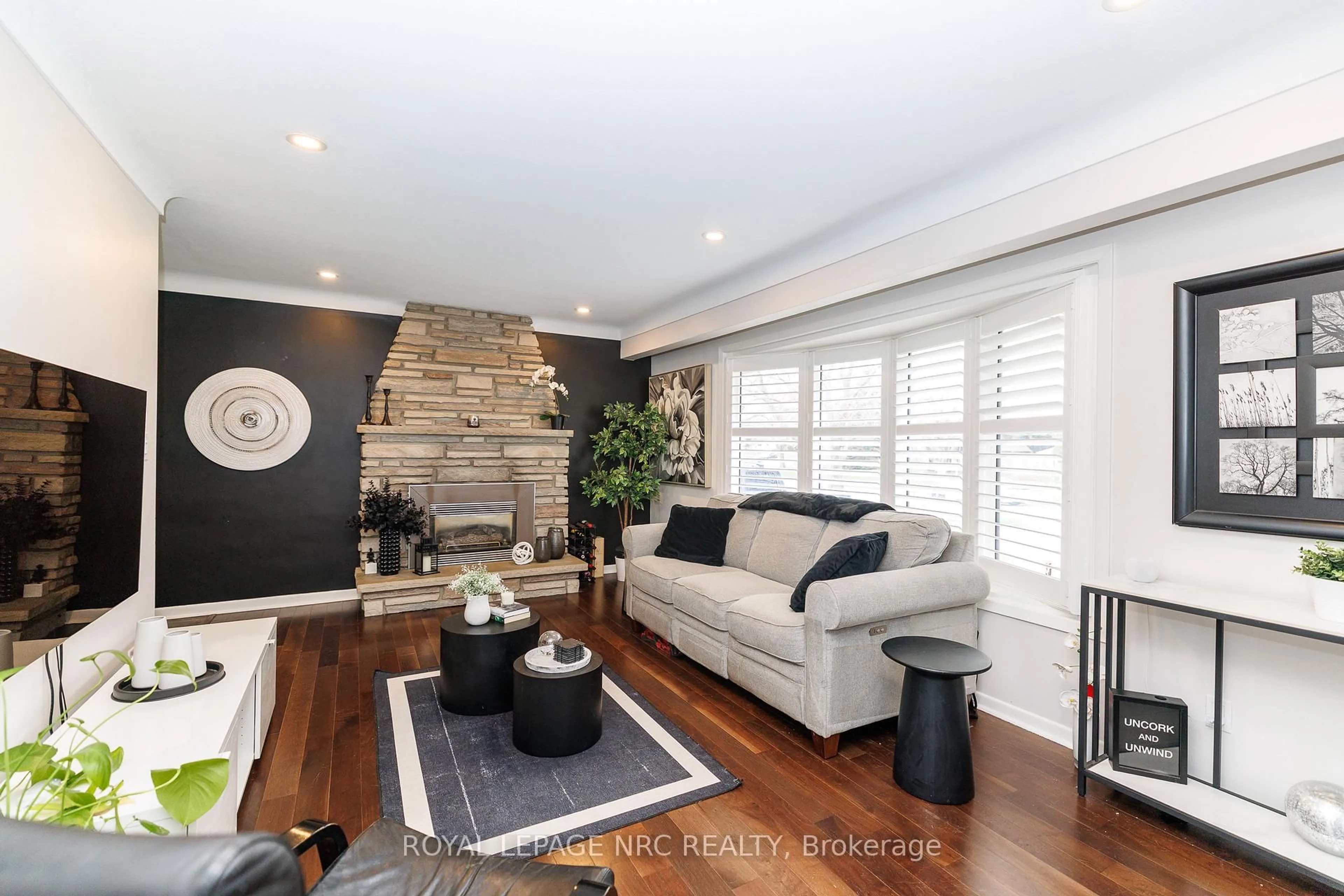 Living room with furniture, wood/laminate floor for 24 O`MARA Dr, St. Catharines Ontario L2M 1V2