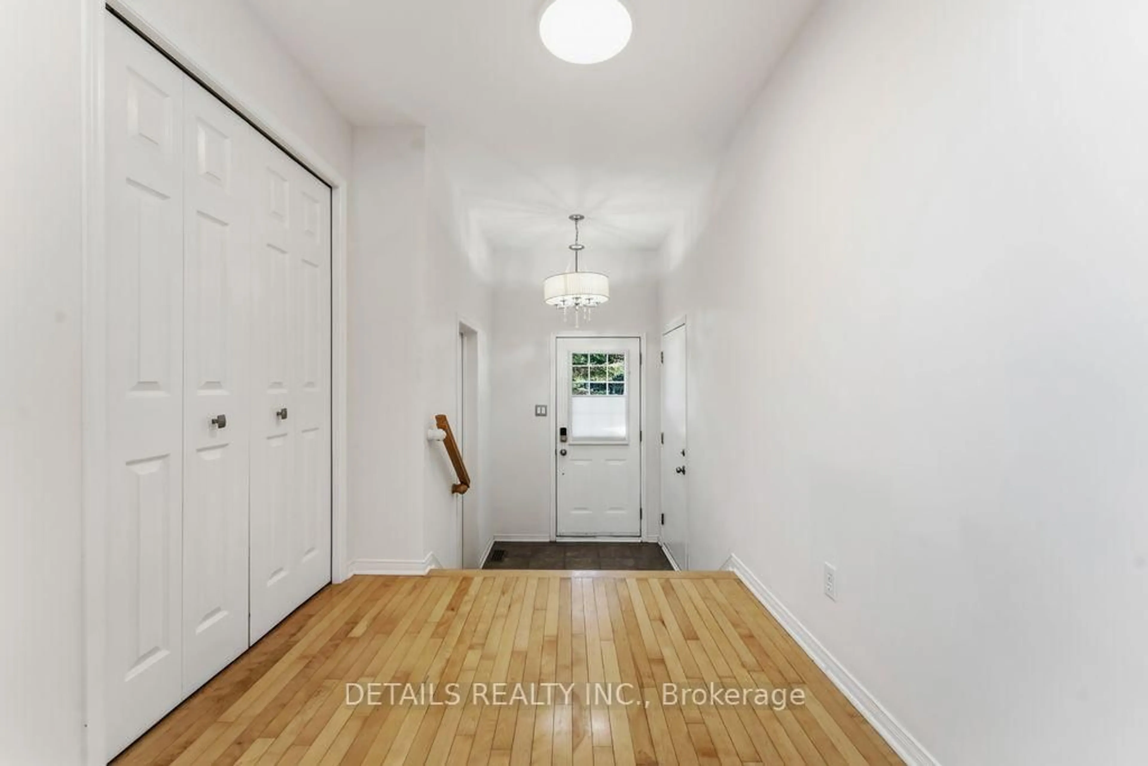 Indoor entryway for 8 Wimbledon Way, Ottawa Ontario K2K 3J2