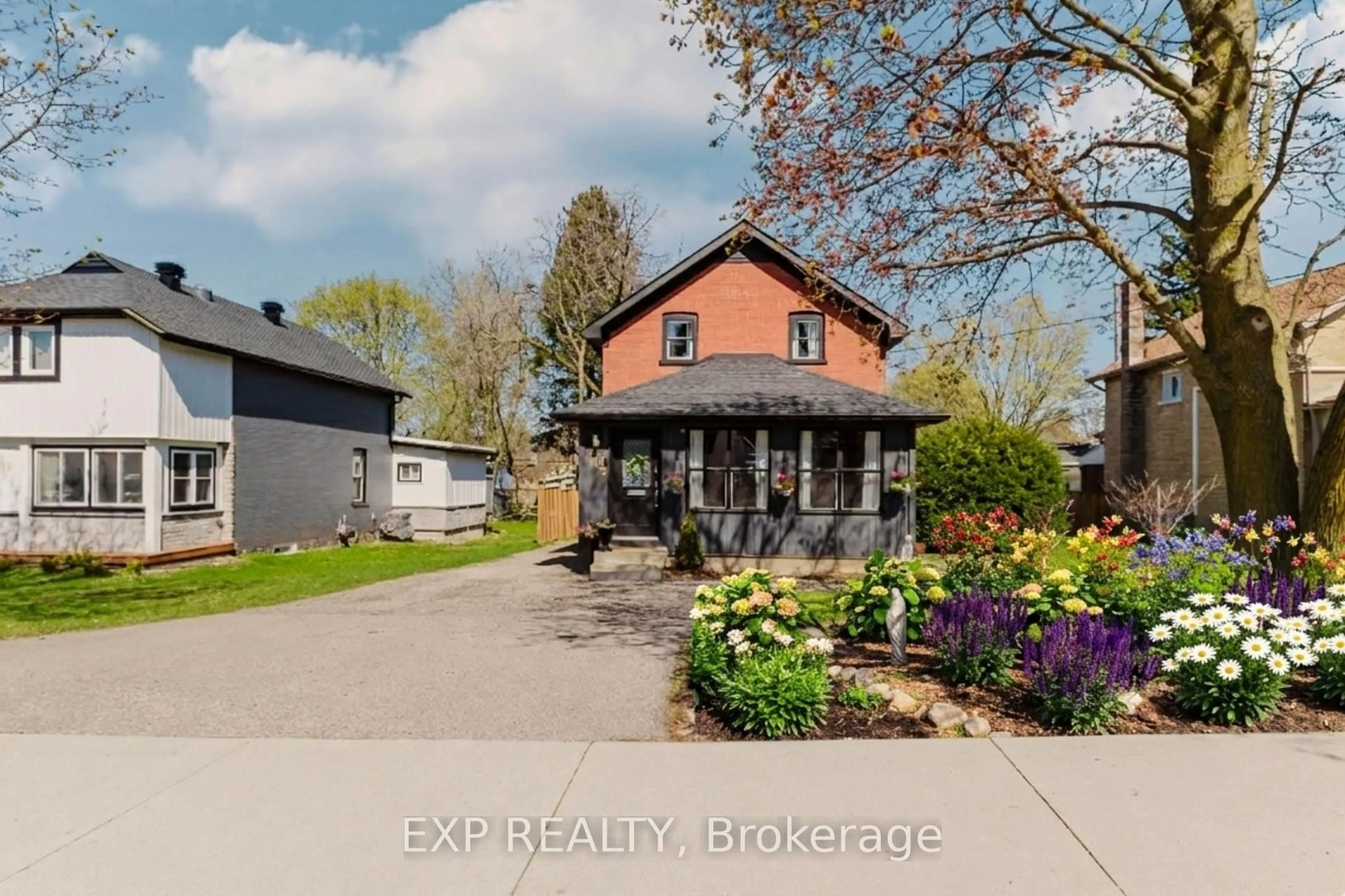 A pic from outside/outdoor area/front of a property/back of a property/a pic from drone, street for 263 Shepherd Ave, Cambridge Ontario N3C 1T7