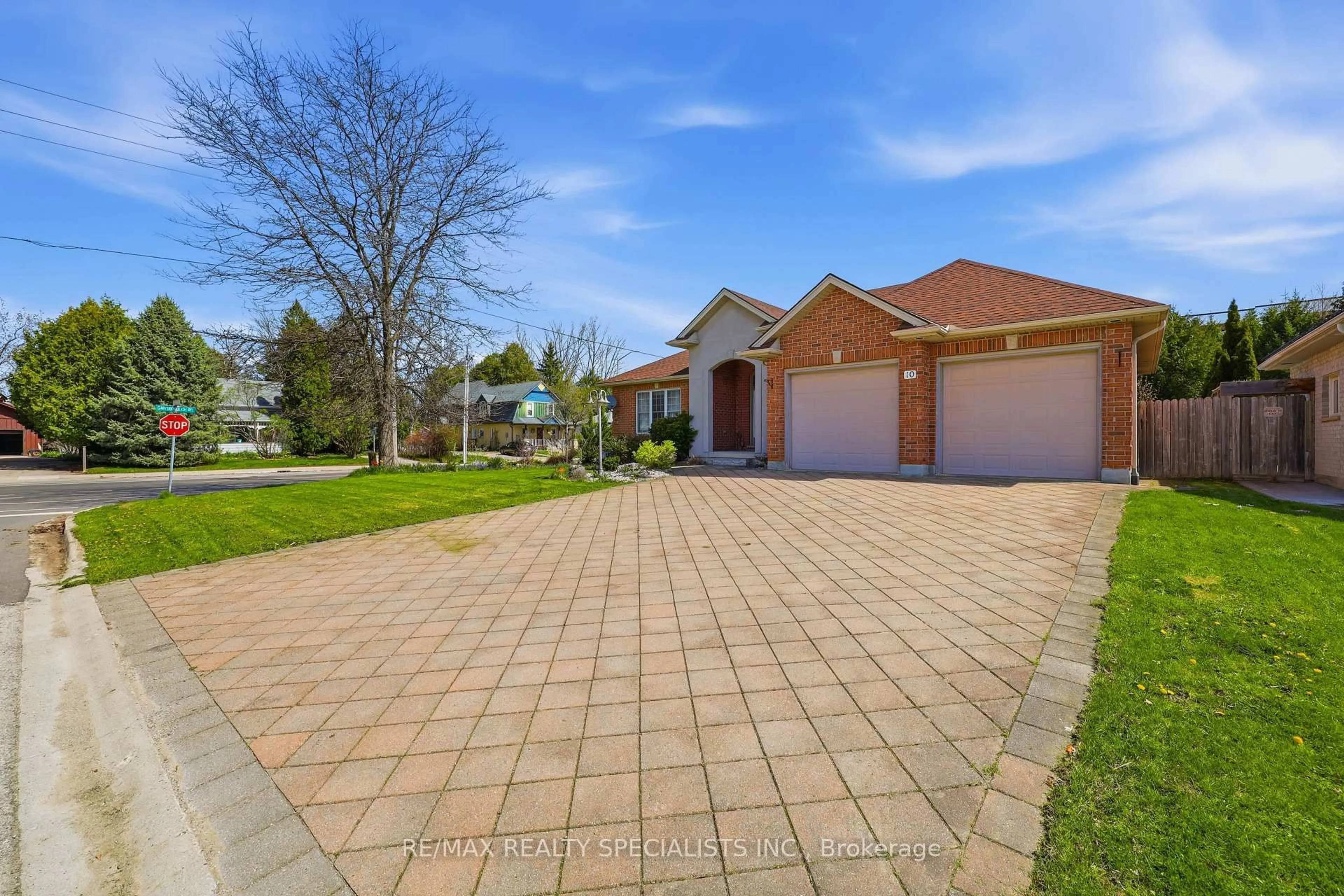 A pic from outside/outdoor area/front of a property/back of a property/a pic from drone, street for 10 Prince Of Wales Gate, London North Ontario N6H 5M3