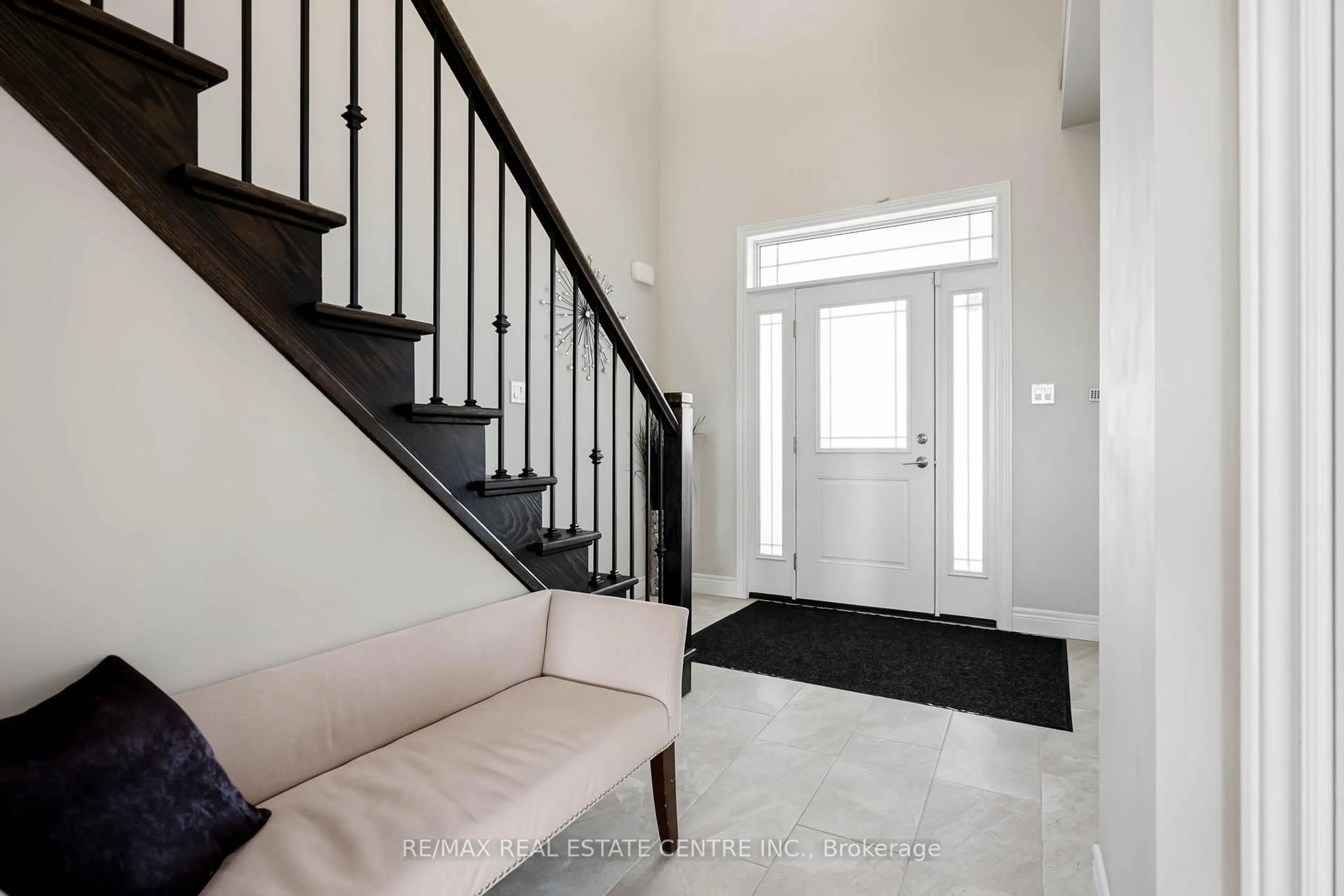 Indoor entryway for 6 Sparrow Cres, East Luther Grand Valley Ontario L9W 7P2