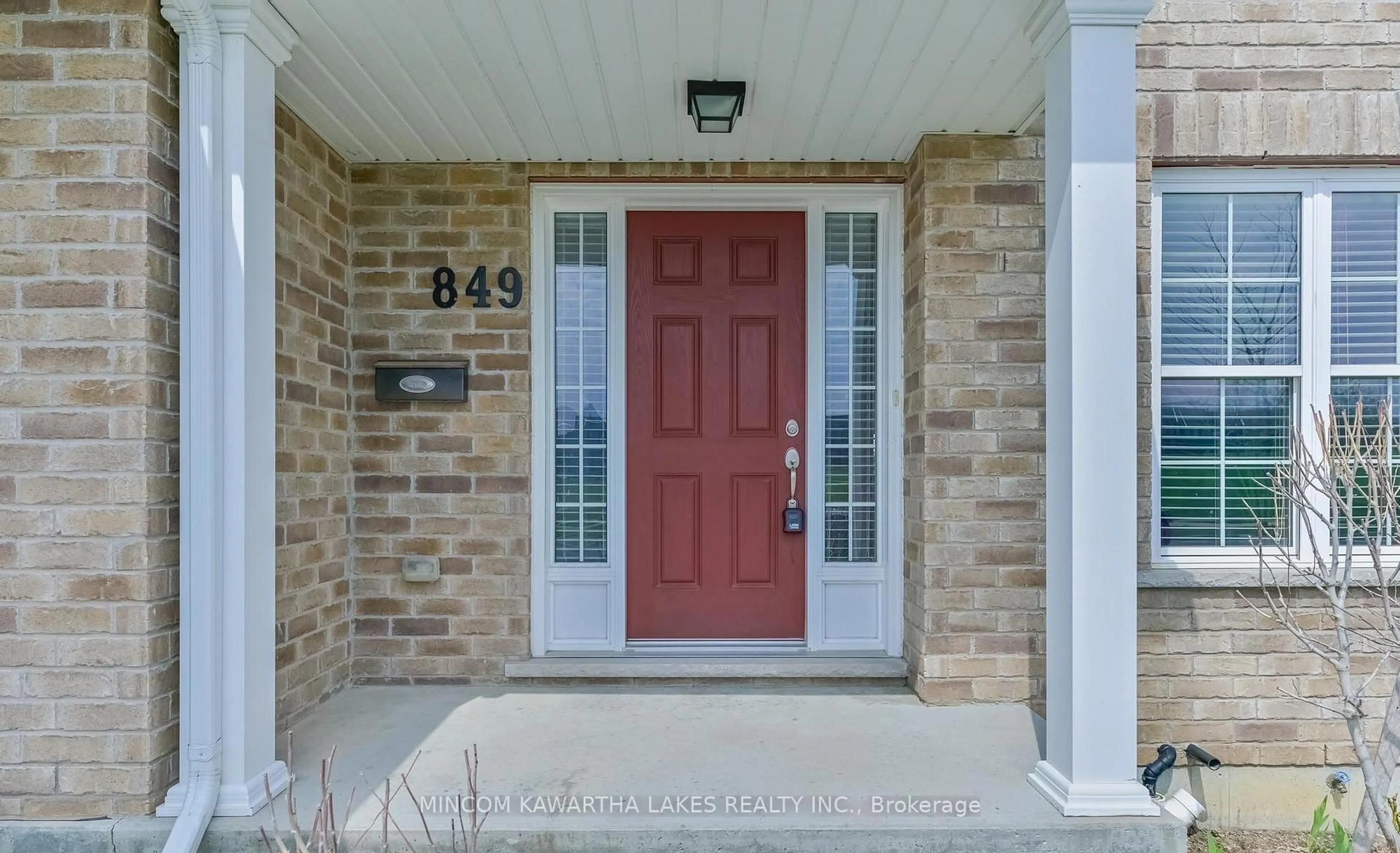 Indoor entryway for 849 Broadway Blvd, Peterborough Ontario K9H 7T3