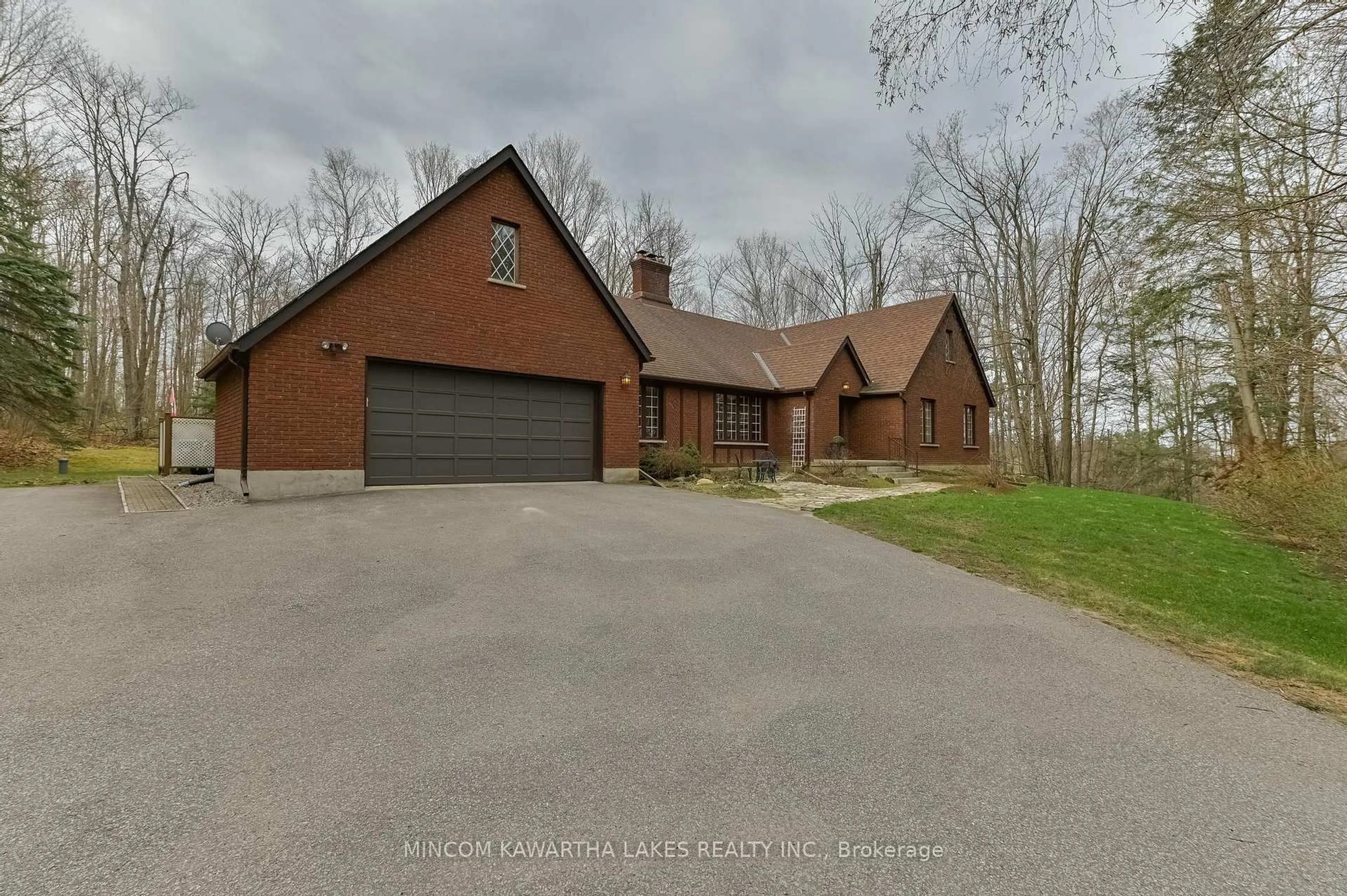 A pic from outside/outdoor area/front of a property/back of a property/a pic from drone, street for 994 Birchview Cres, Selwyn Ontario K0L 1H0