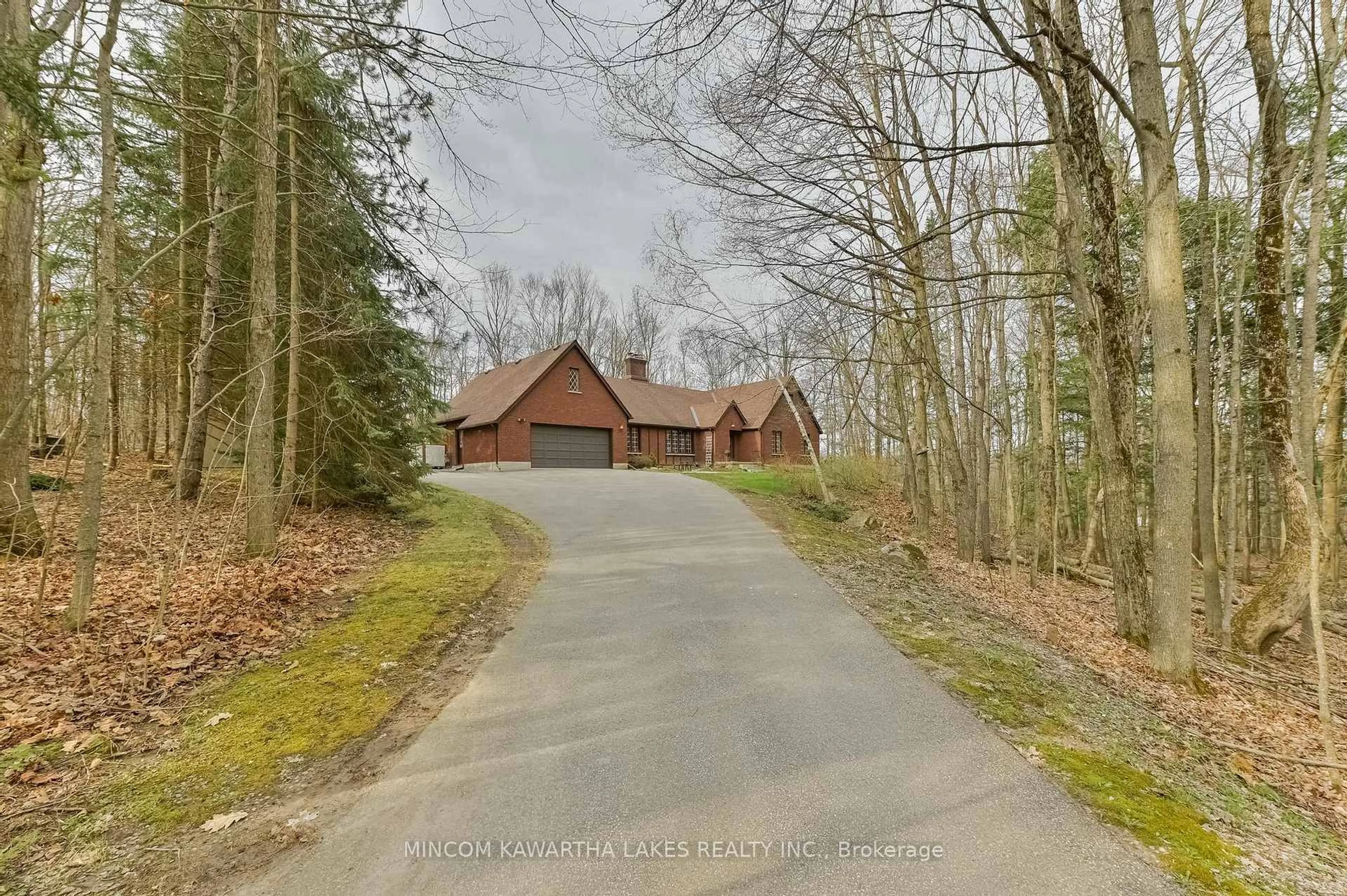 A pic from outside/outdoor area/front of a property/back of a property/a pic from drone, street for 994 Birchview Cres, Selwyn Ontario K0L 1H0