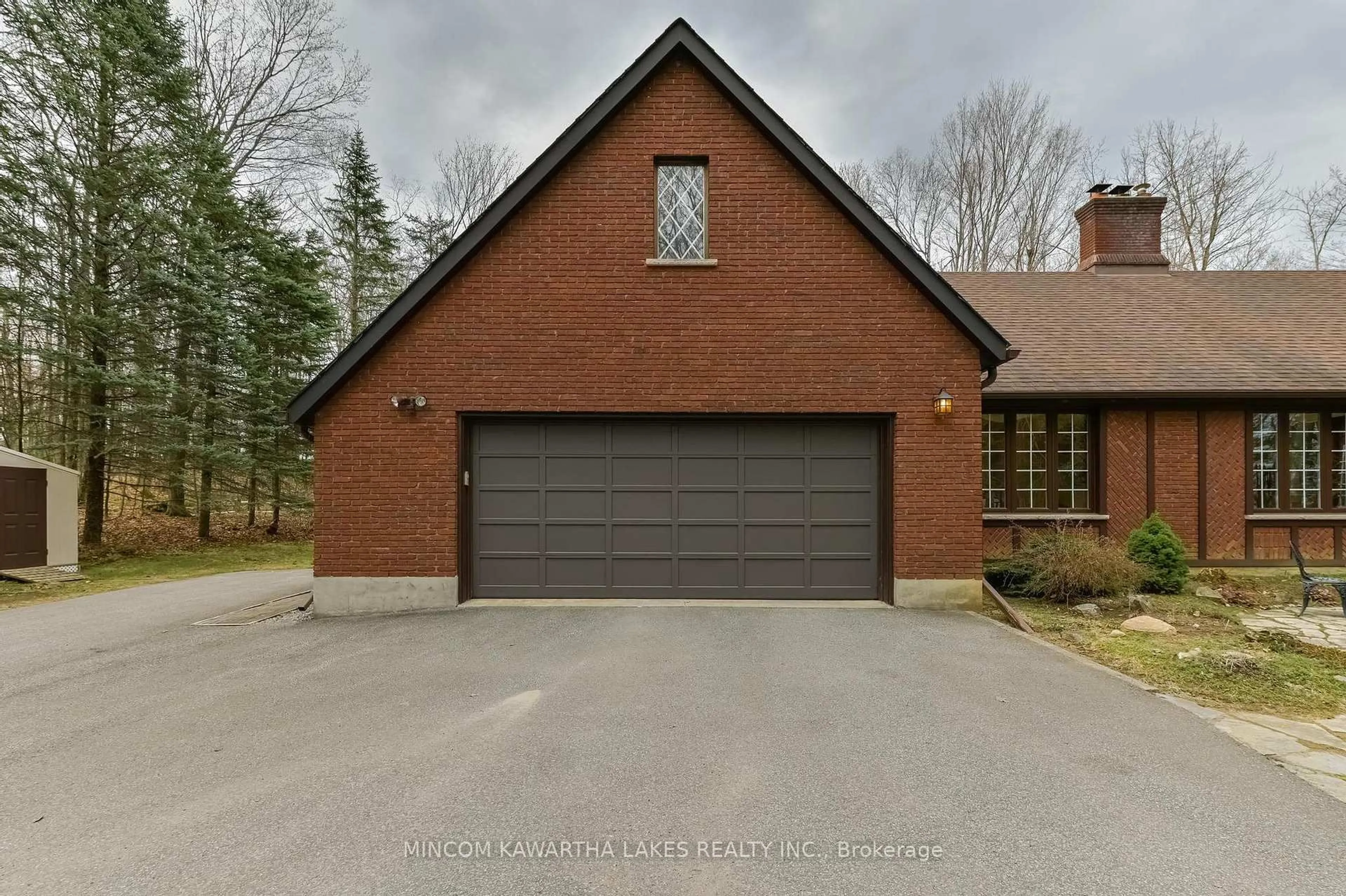 Indoor garage for 994 Birchview Cres, Selwyn Ontario K0L 1H0