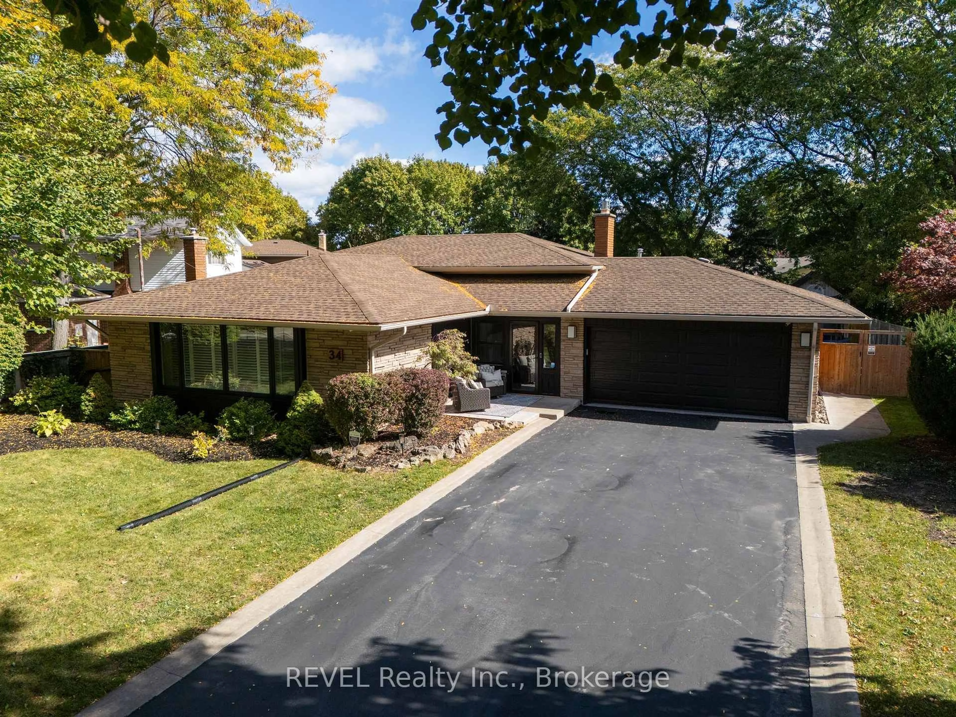 Home with brick exterior material, street for 34 Royal York Rd, St. Catharines Ontario L2N 2N6