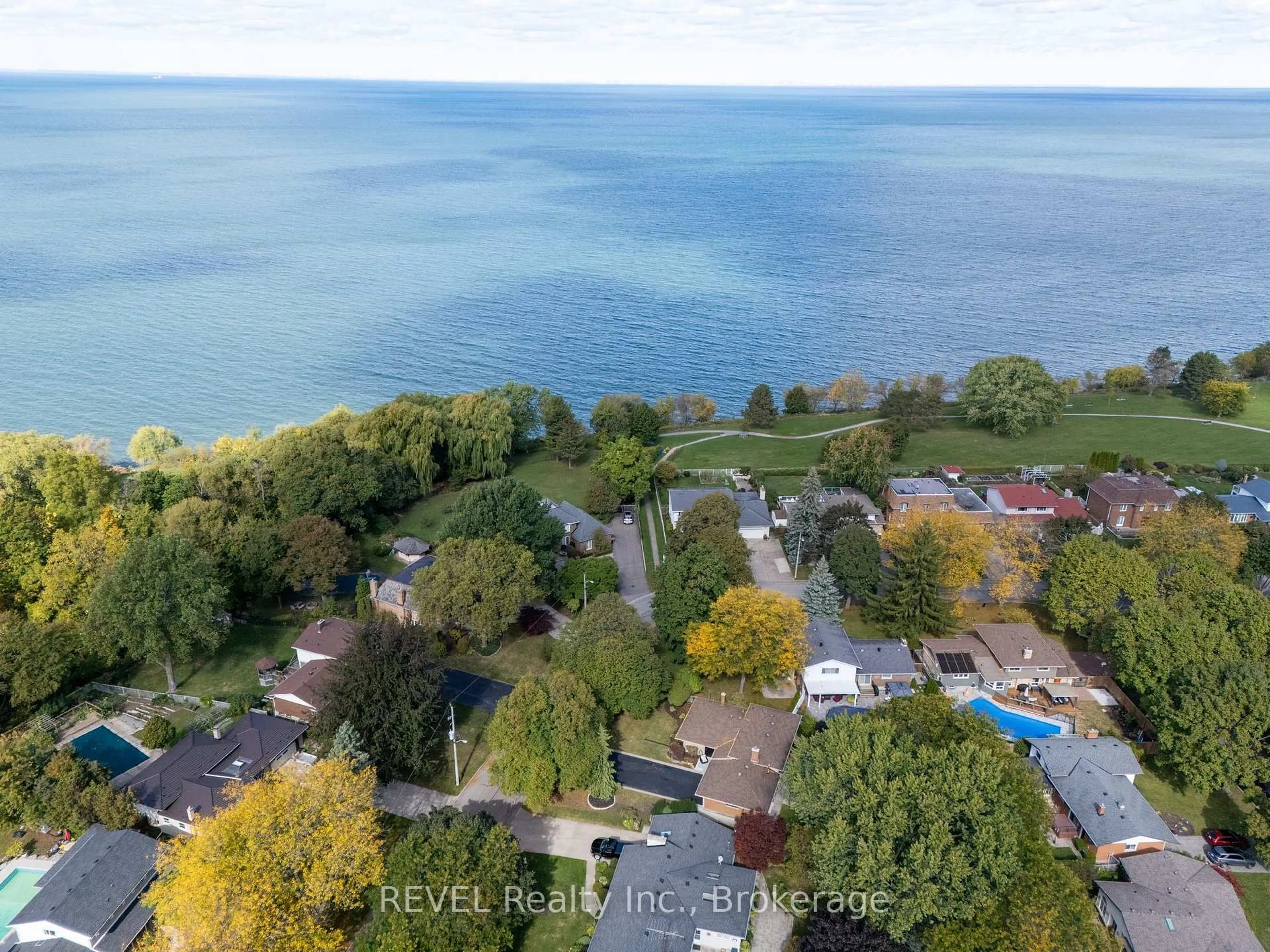 A pic from outside/outdoor area/front of a property/back of a property/a pic from drone, water/lake/river/ocean view for 34 Royal York Rd, St. Catharines Ontario L2N 2N6