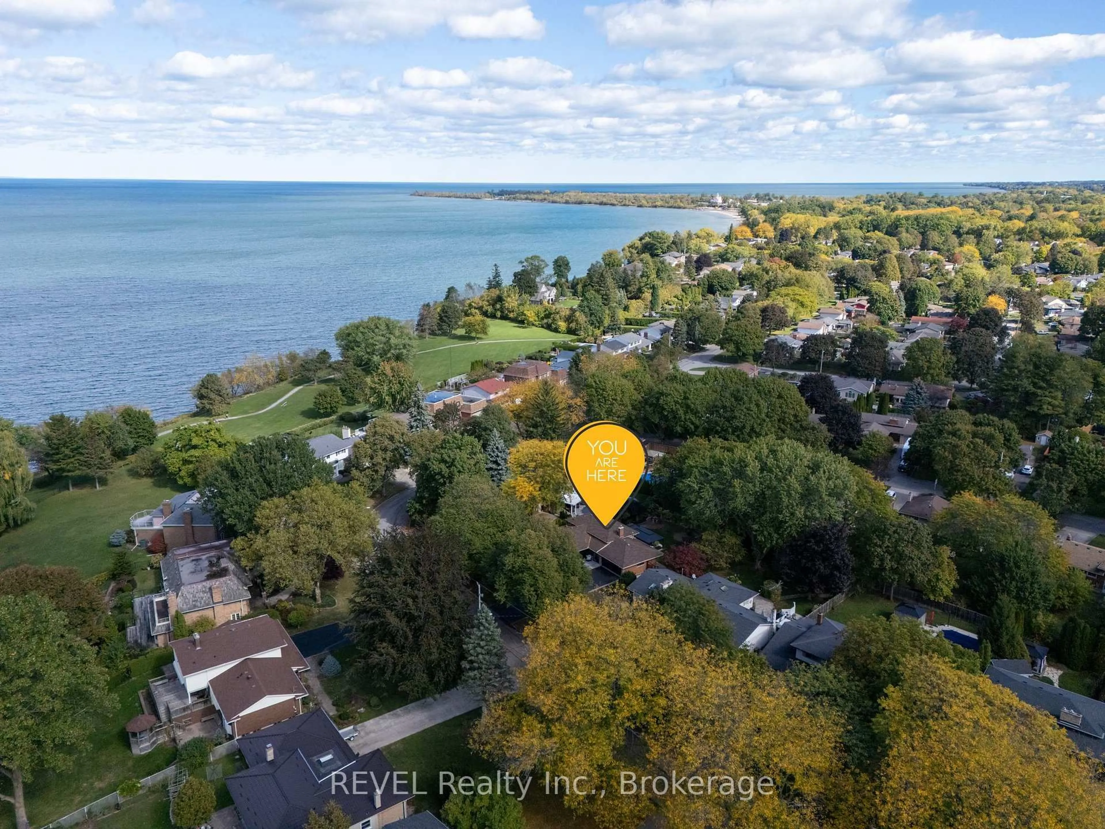 A pic from outside/outdoor area/front of a property/back of a property/a pic from drone, water/lake/river/ocean view for 34 Royal York Rd, St. Catharines Ontario L2N 2N6