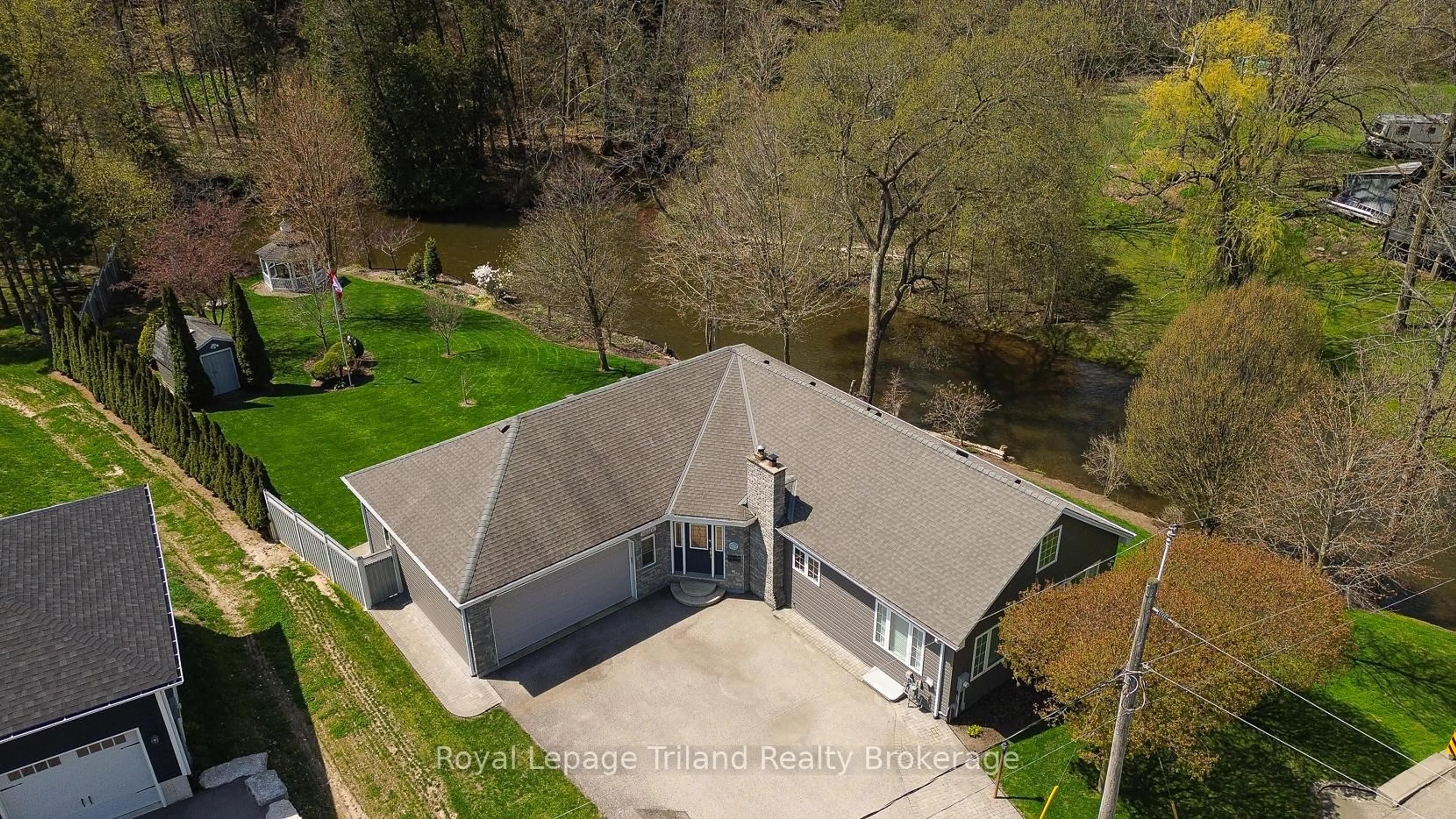 A pic from outside/outdoor area/front of a property/back of a property/a pic from drone, water/lake/river/ocean view for 362 William St, Norfolk Ontario N4B 2X3