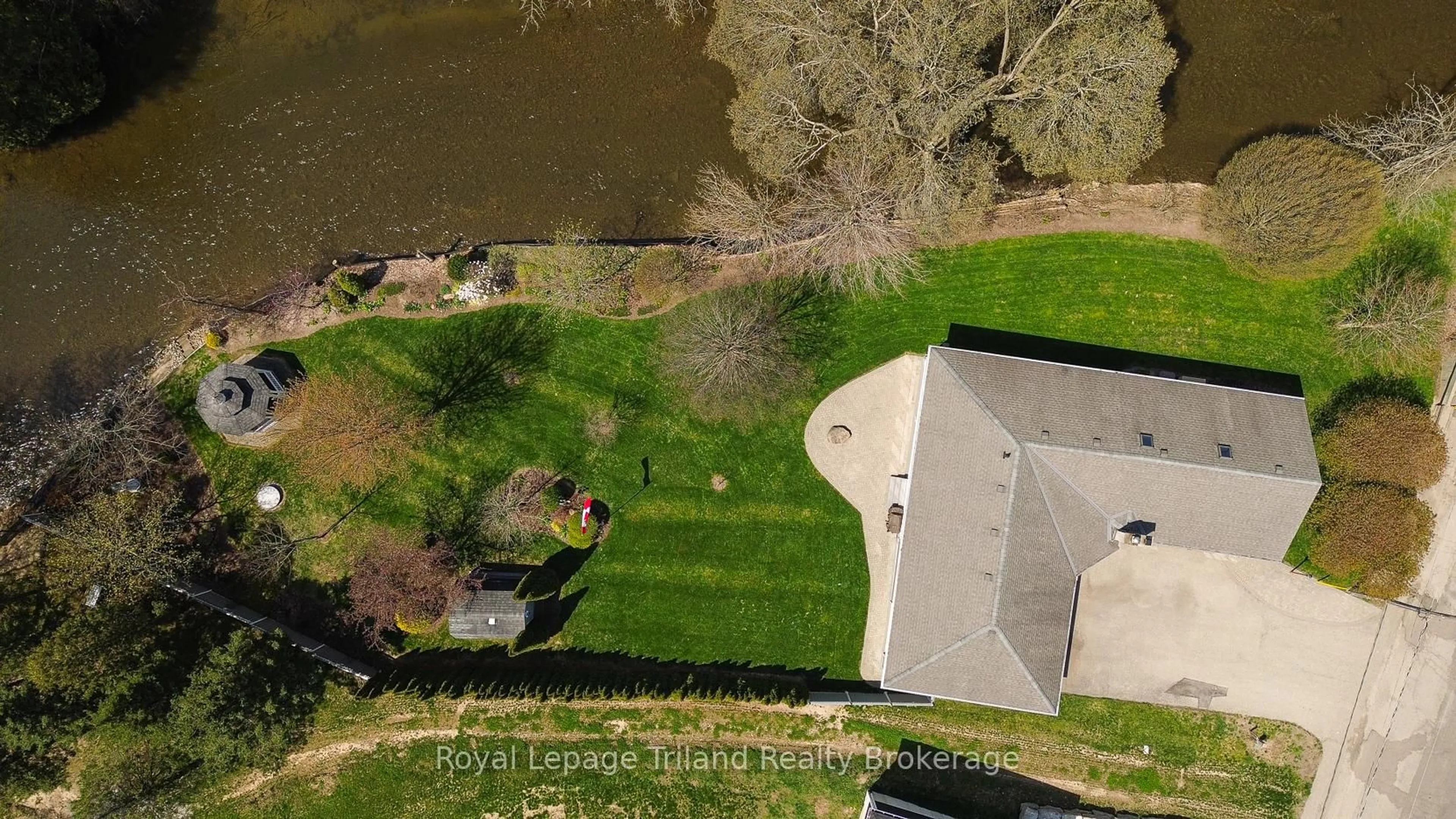 A pic from outside/outdoor area/front of a property/back of a property/a pic from drone, water/lake/river/ocean view for 362 William St, Norfolk Ontario N4B 2X3