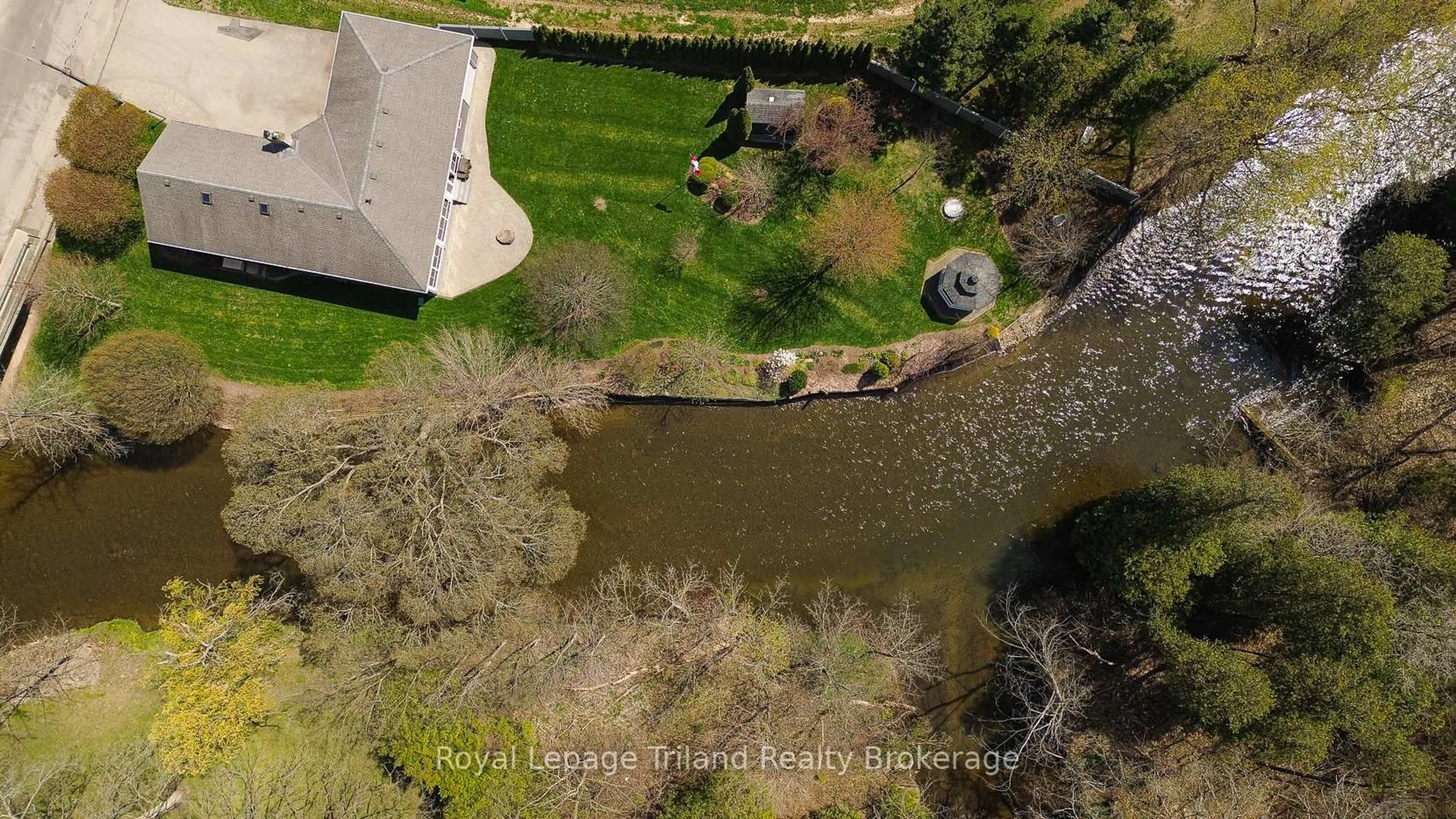 A pic from outside/outdoor area/front of a property/back of a property/a pic from drone, water/lake/river/ocean view for 362 William St, Norfolk Ontario N4B 2X3