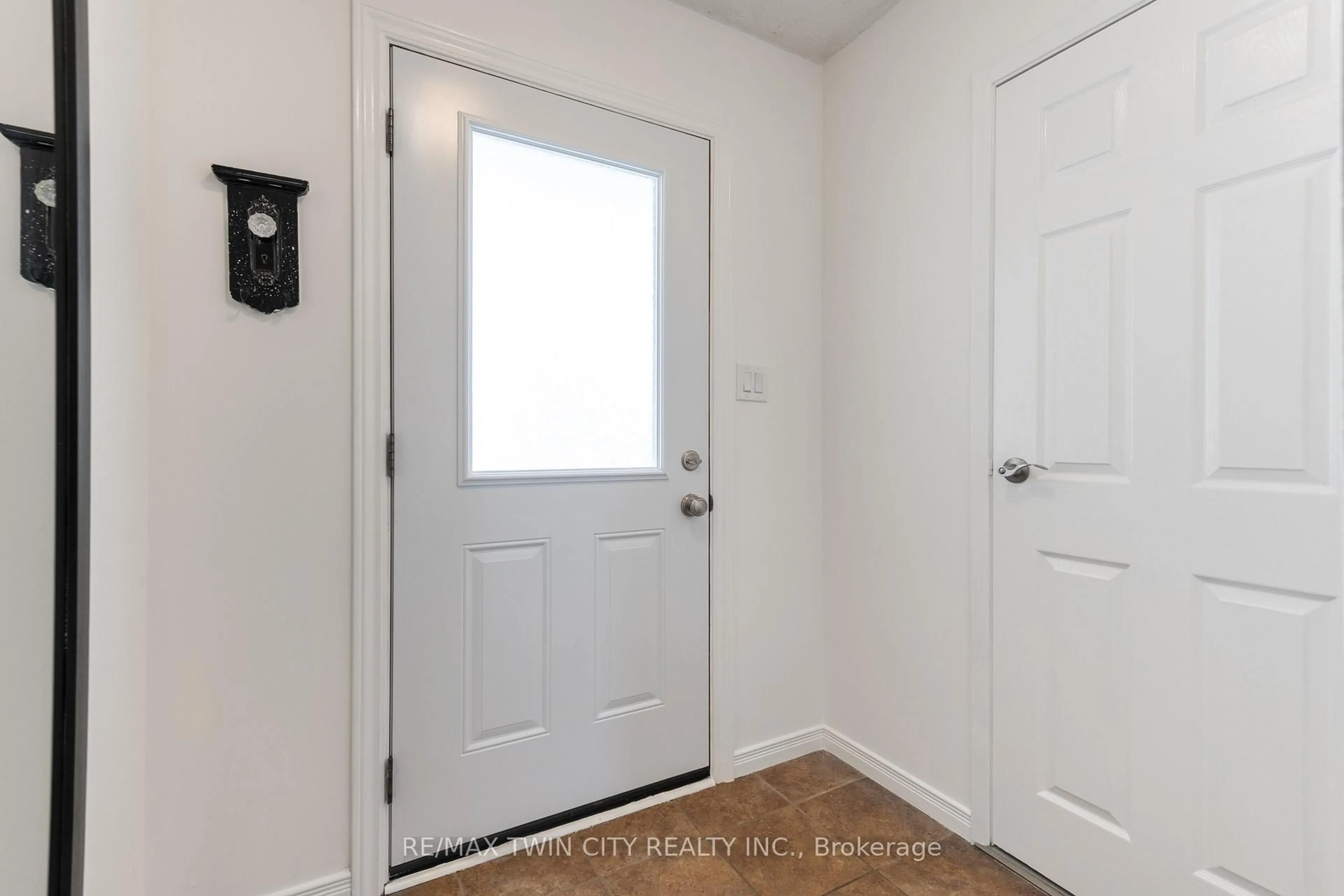 Indoor entryway for 125 Sekura Cres, Cambridge Ontario N1R 8B4