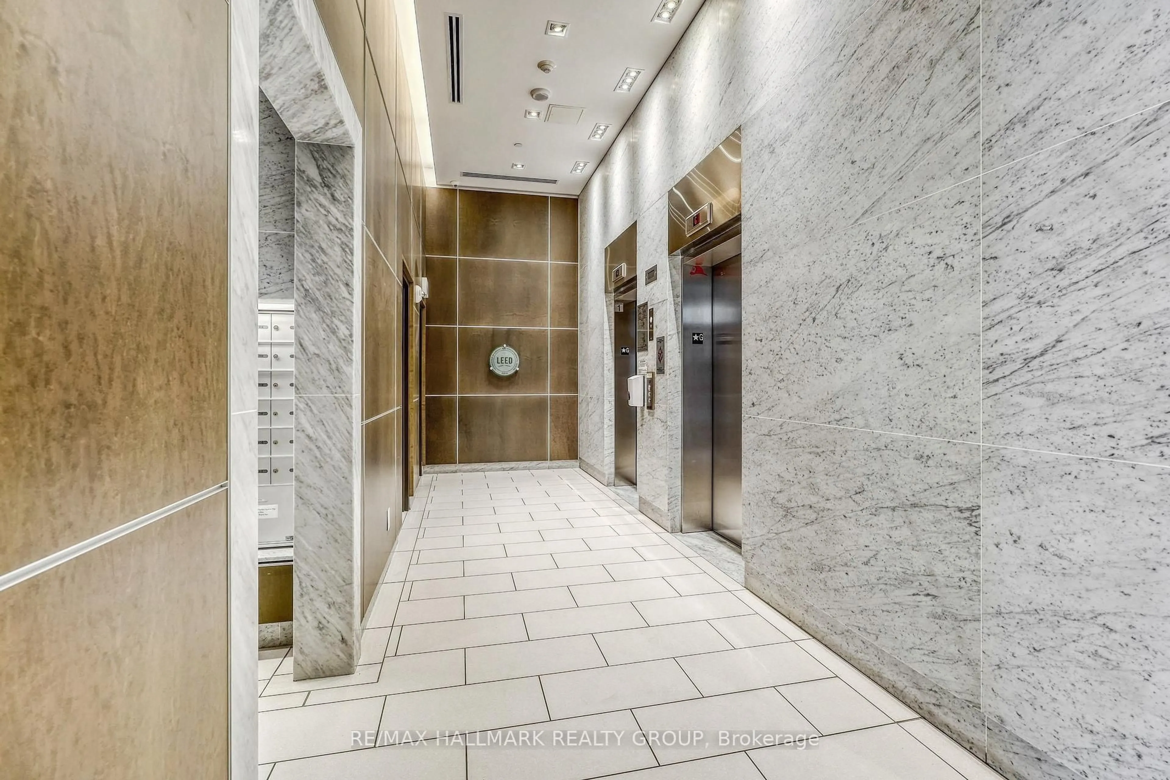 Indoor foyer for 411 Mackay St #814, Ottawa Ontario K1M 2C5