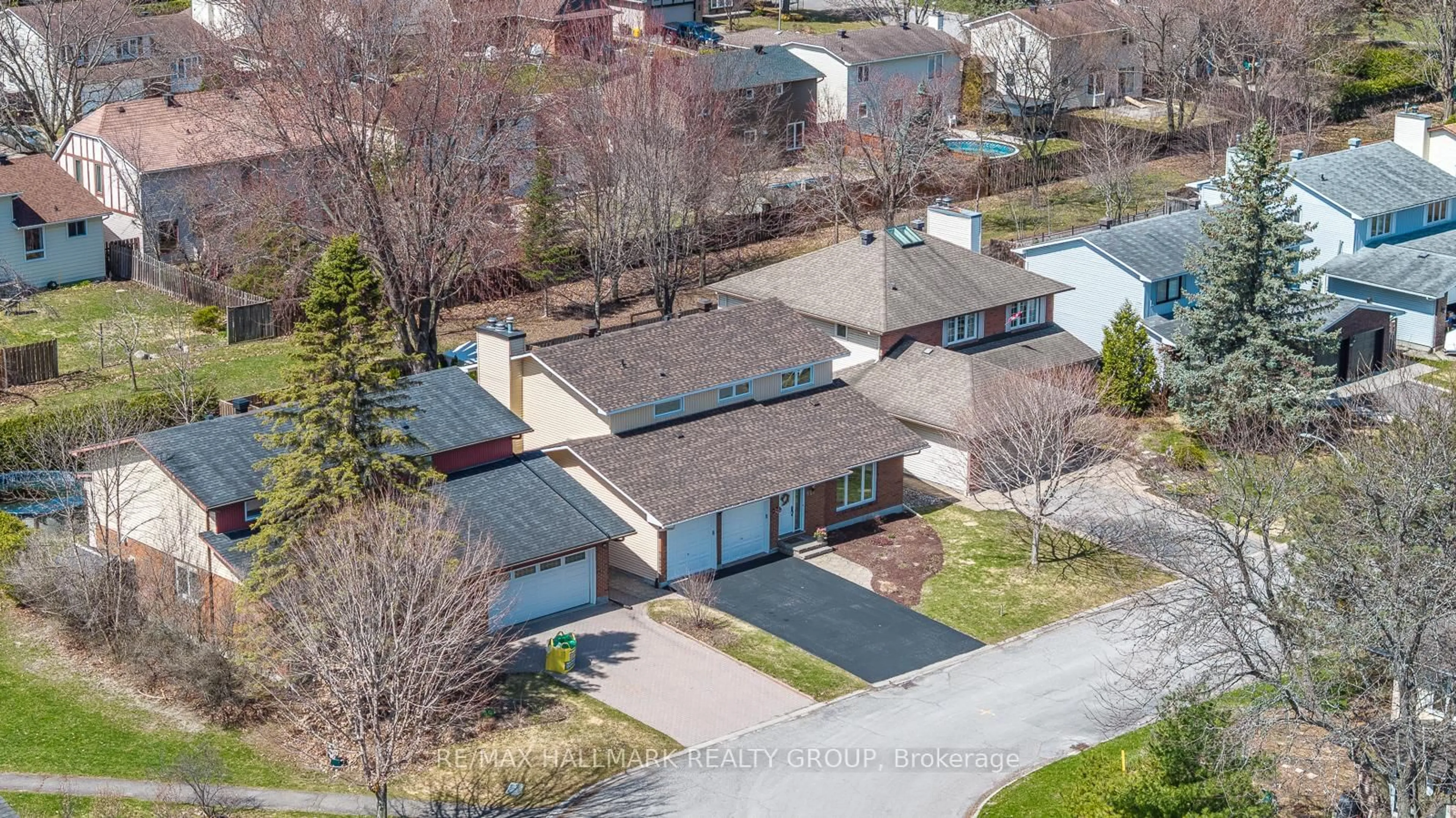 A pic from outside/outdoor area/front of a property/back of a property/a pic from drone, street for 853 ACADIAN Gdns, Ottawa Ontario K1C 2V7