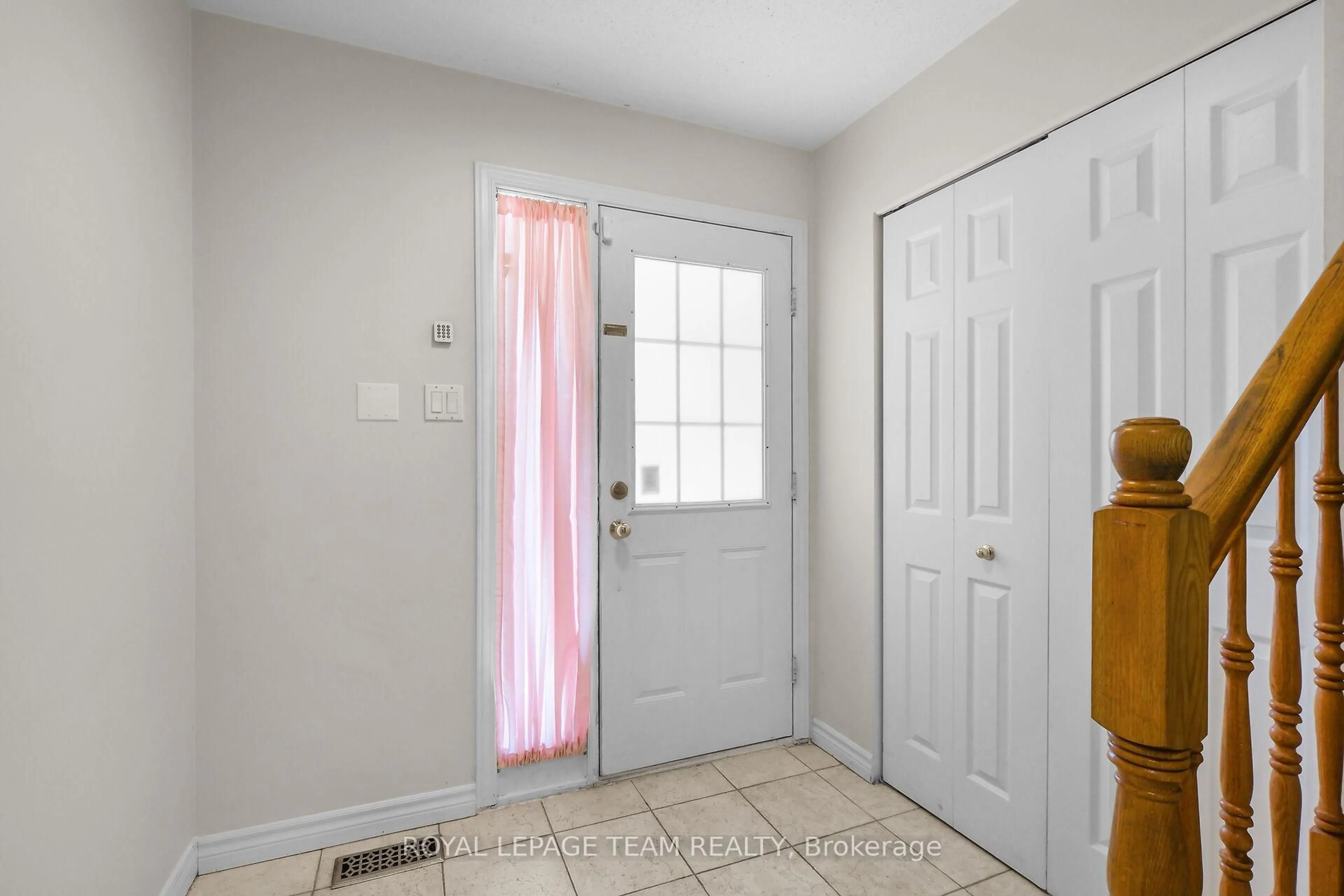 Indoor entryway for 227 Twyford St, Ottawa Ontario K1V 0V9