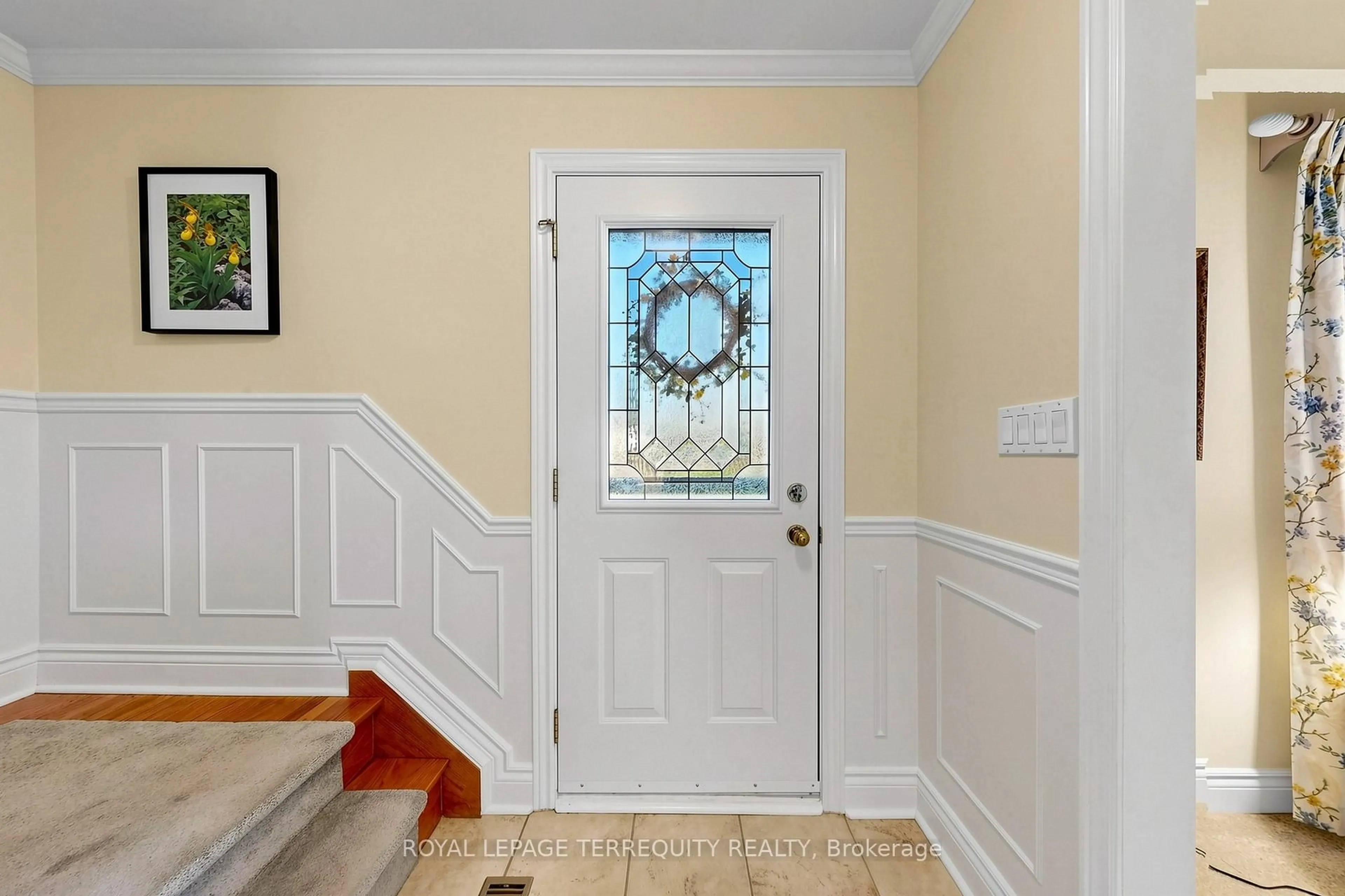 Indoor entryway for 717 Westwood Dr, Cobourg Ontario K9A 4N3