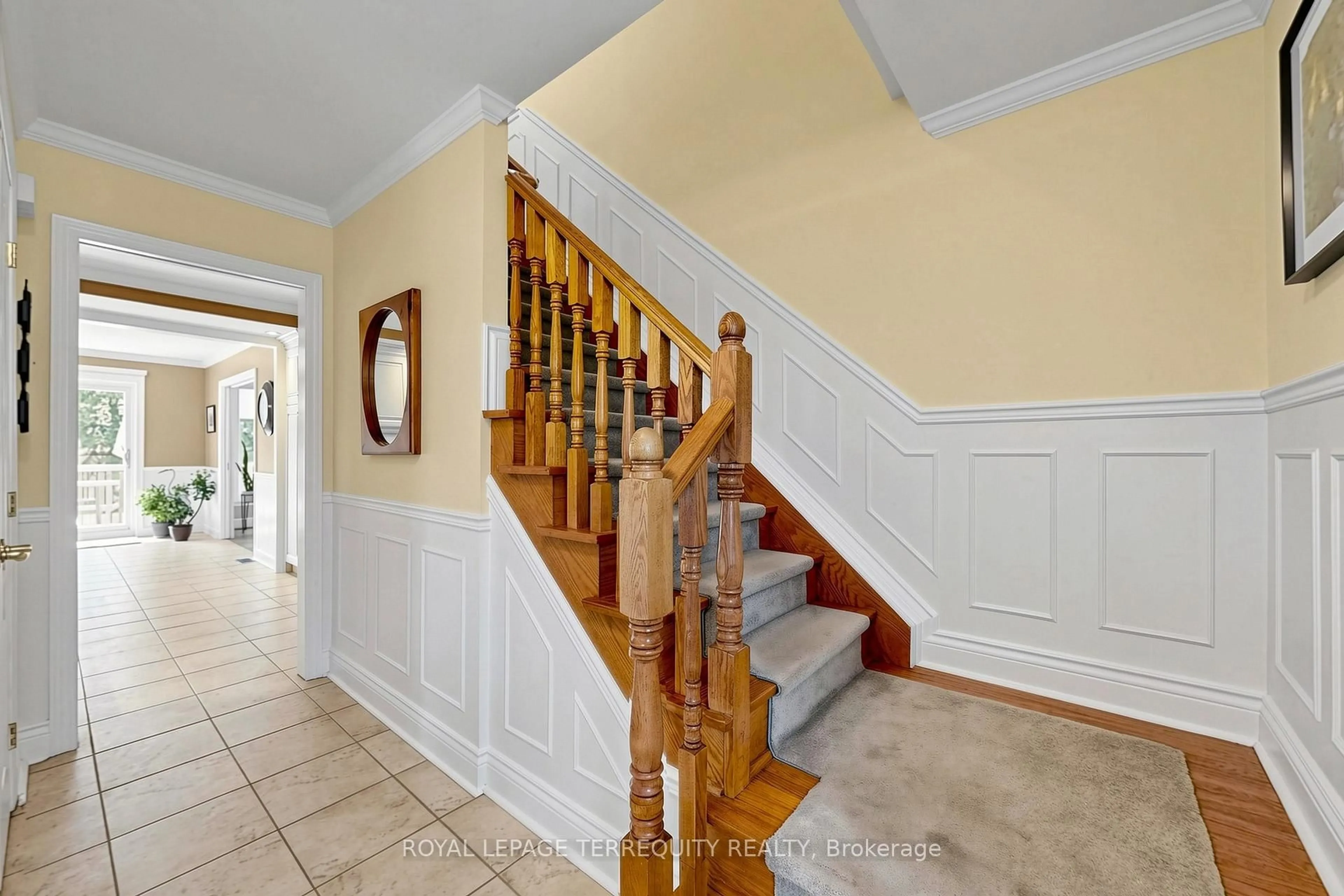 Indoor foyer for 717 Westwood Dr, Cobourg Ontario K9A 4N3