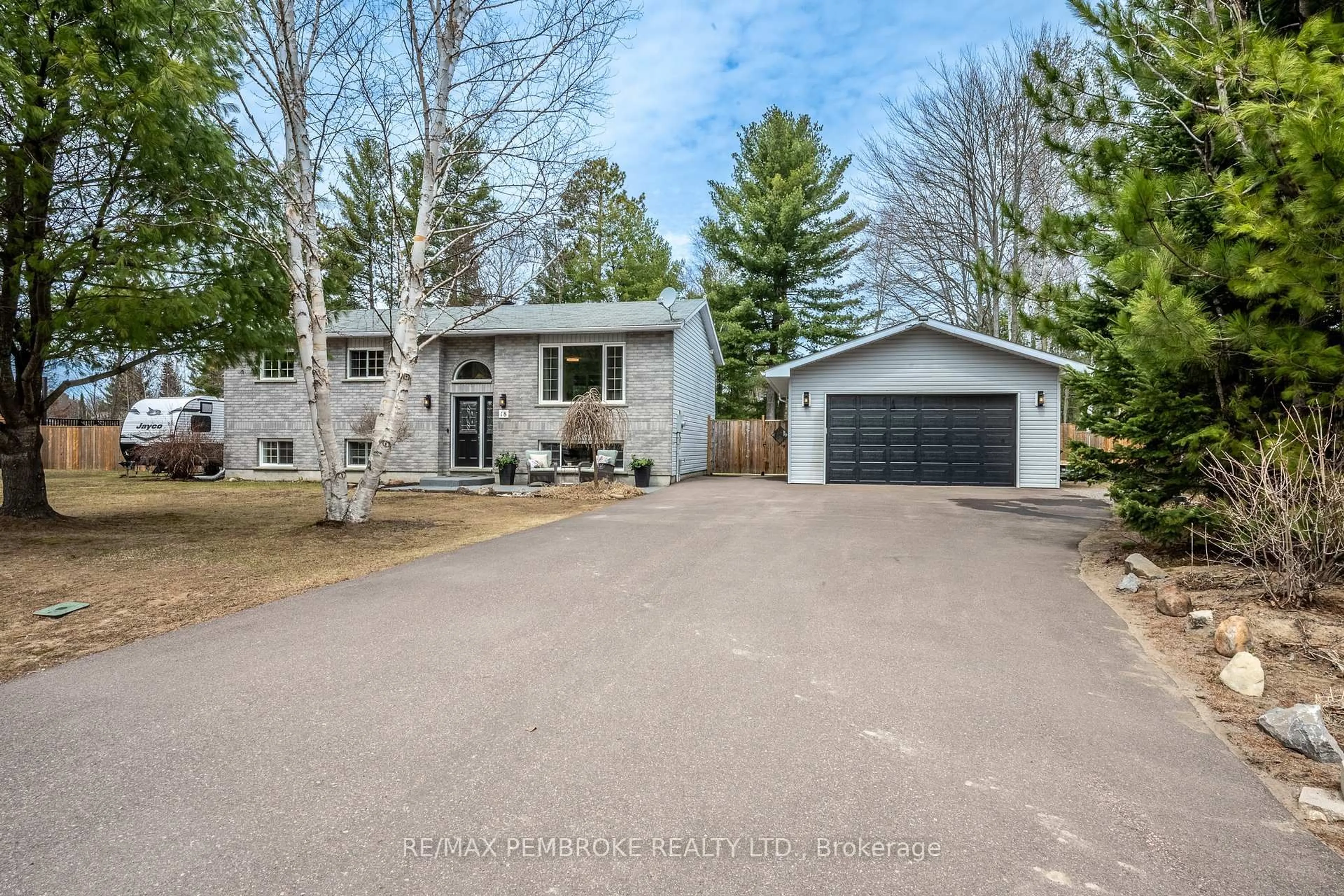 A pic from outside/outdoor area/front of a property/back of a property/a pic from drone, street for 18 Cardinal Cres, Petawawa Ontario K8H 3N9