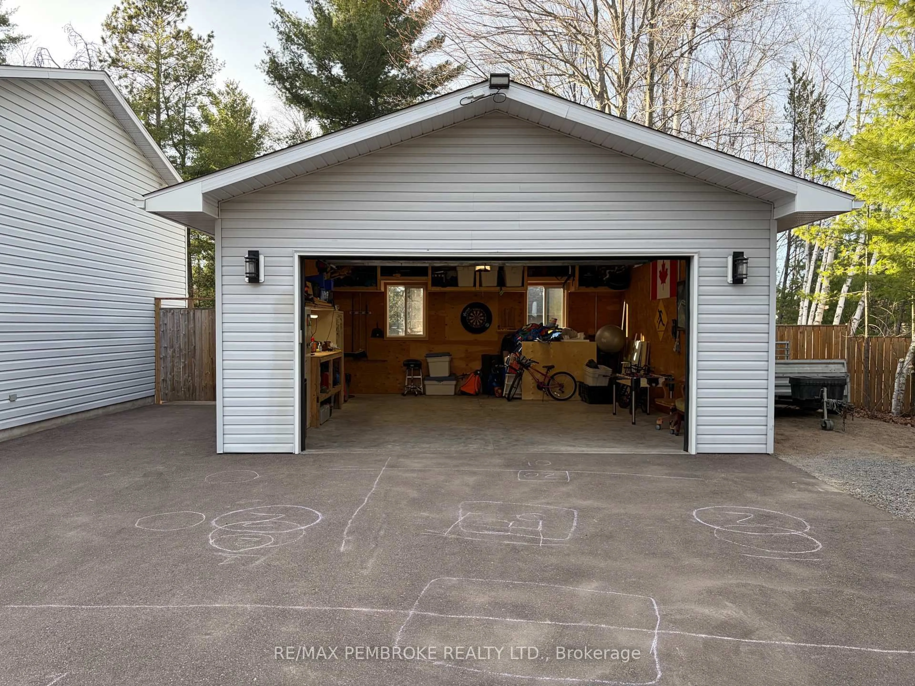 Indoor garage for 18 Cardinal Cres, Petawawa Ontario K8H 3N9