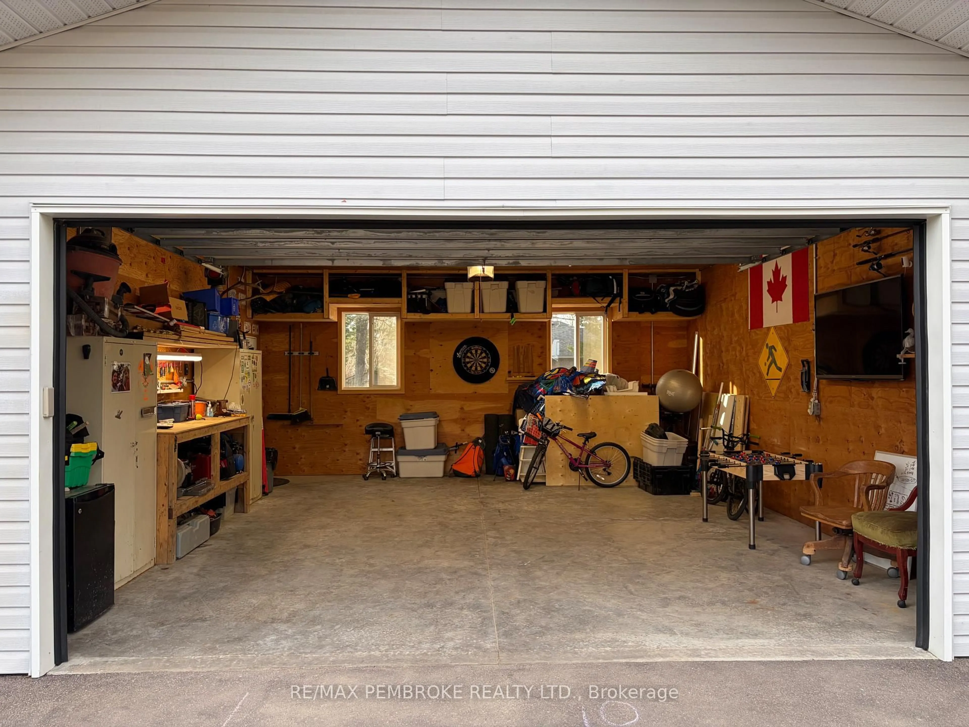 Indoor garage for 18 Cardinal Cres, Petawawa Ontario K8H 3N9