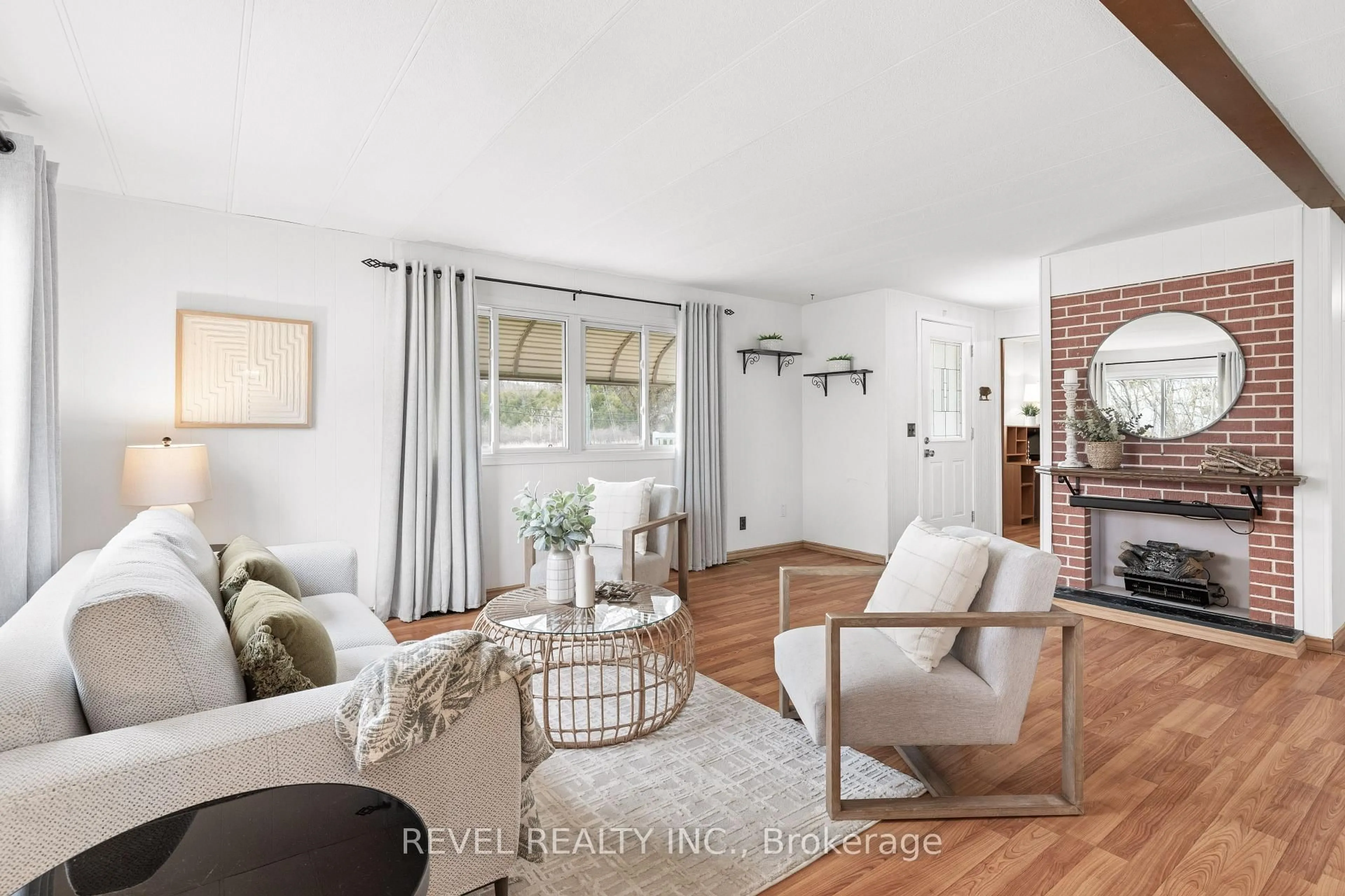 Living room with furniture, unknown for 7 Macal Dr, Kawartha Lakes Ontario K9V 0H5