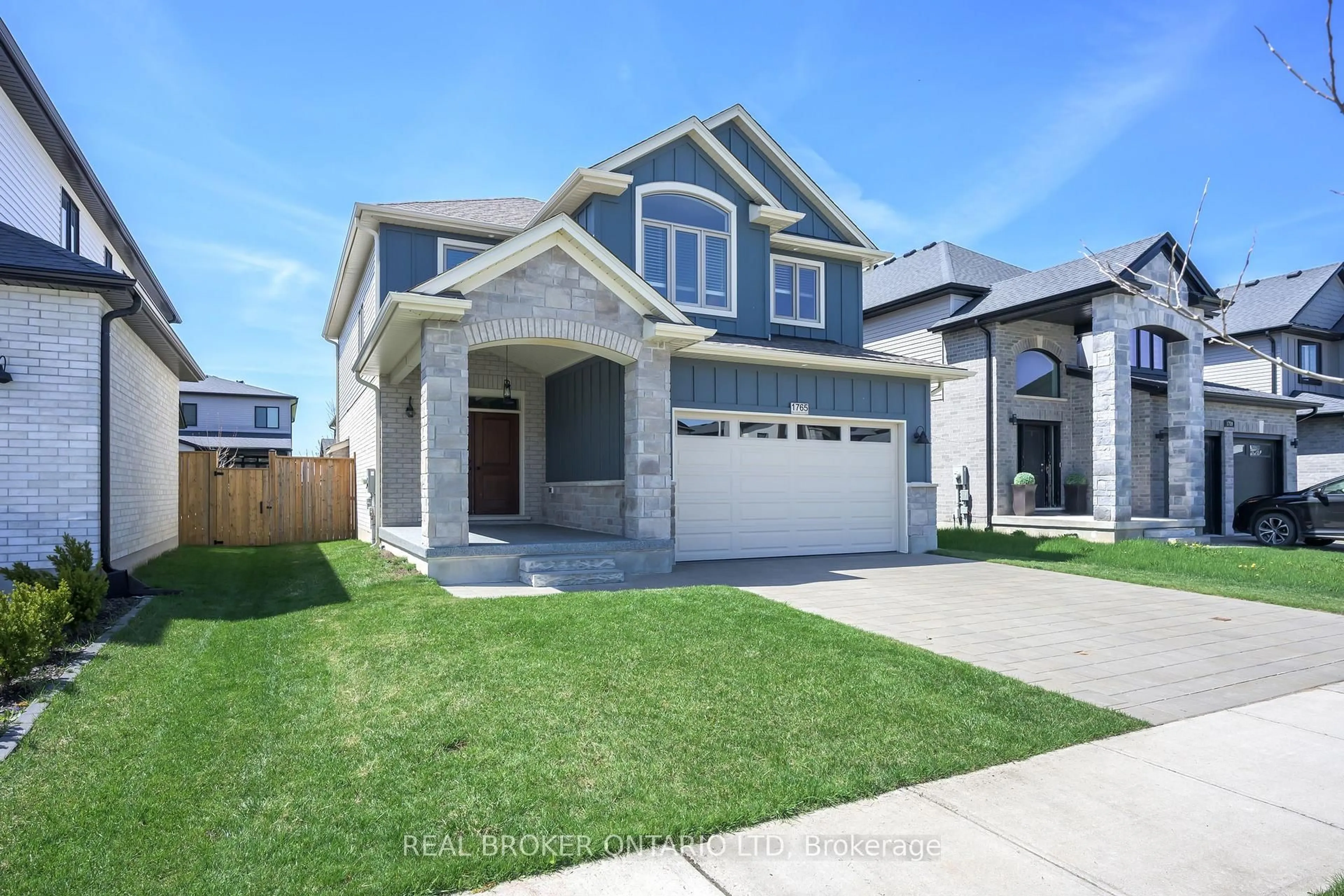 Home with vinyl exterior material, street for 1765 Brayford Ave, London South Ontario N6K 0H4