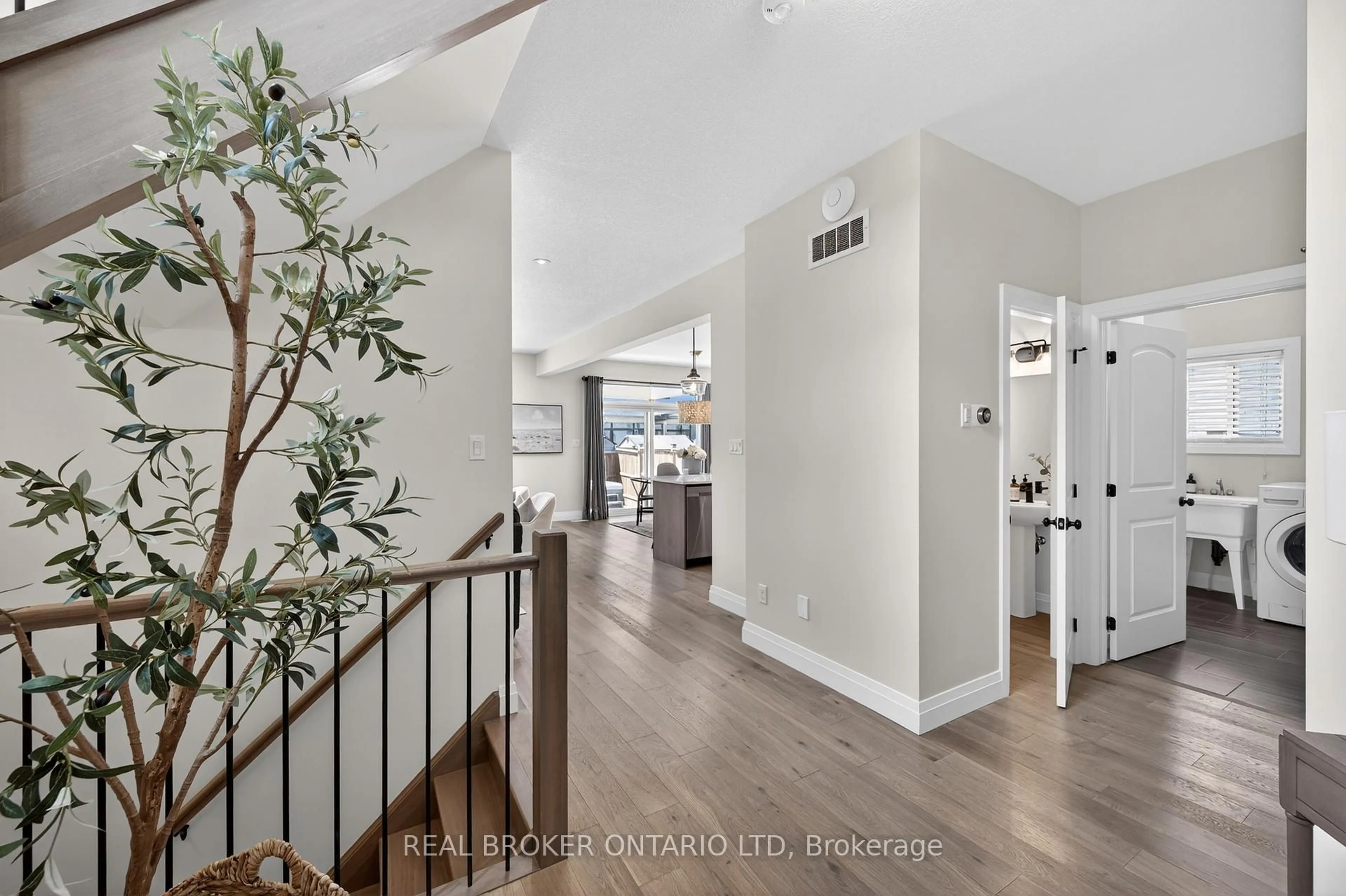 Indoor entryway for 1765 Brayford Ave, London South Ontario N6K 0H4