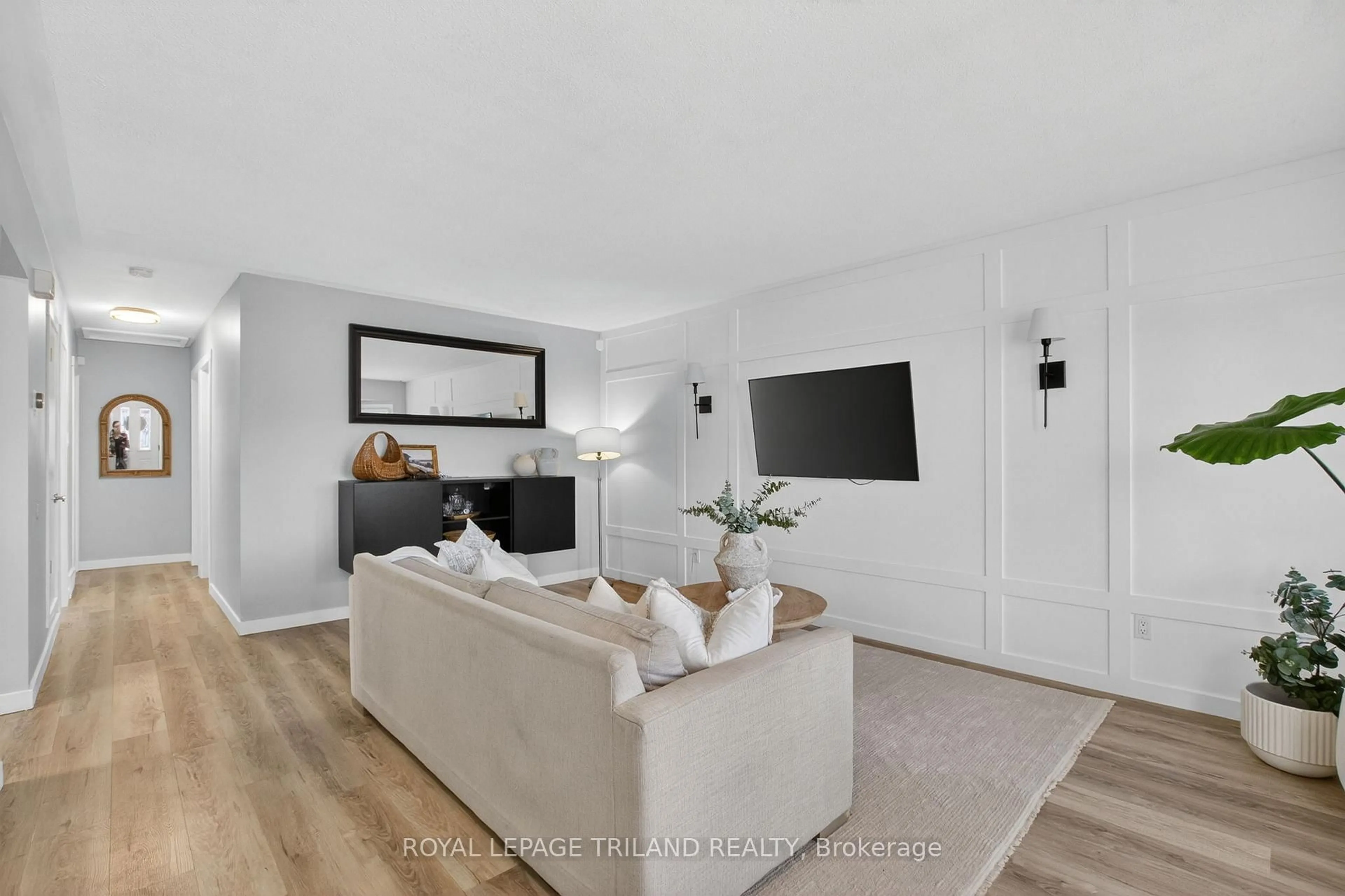 Living room with furniture, unknown for 33 Buchan Rd, London East Ontario N5V 1K9