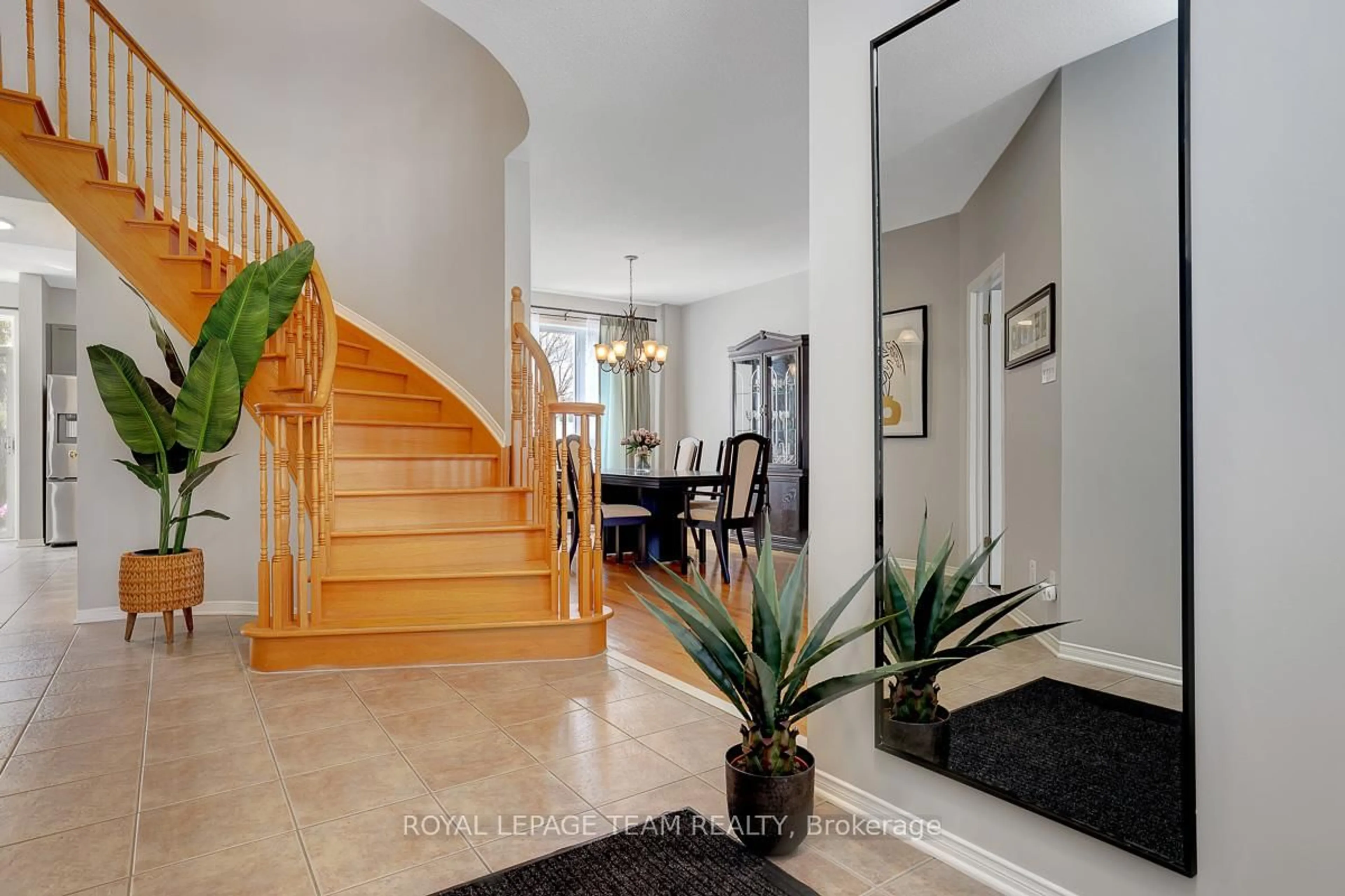 Indoor entryway for 39 Crosspointe Ave, Ottawa Ontario K2G 6N4